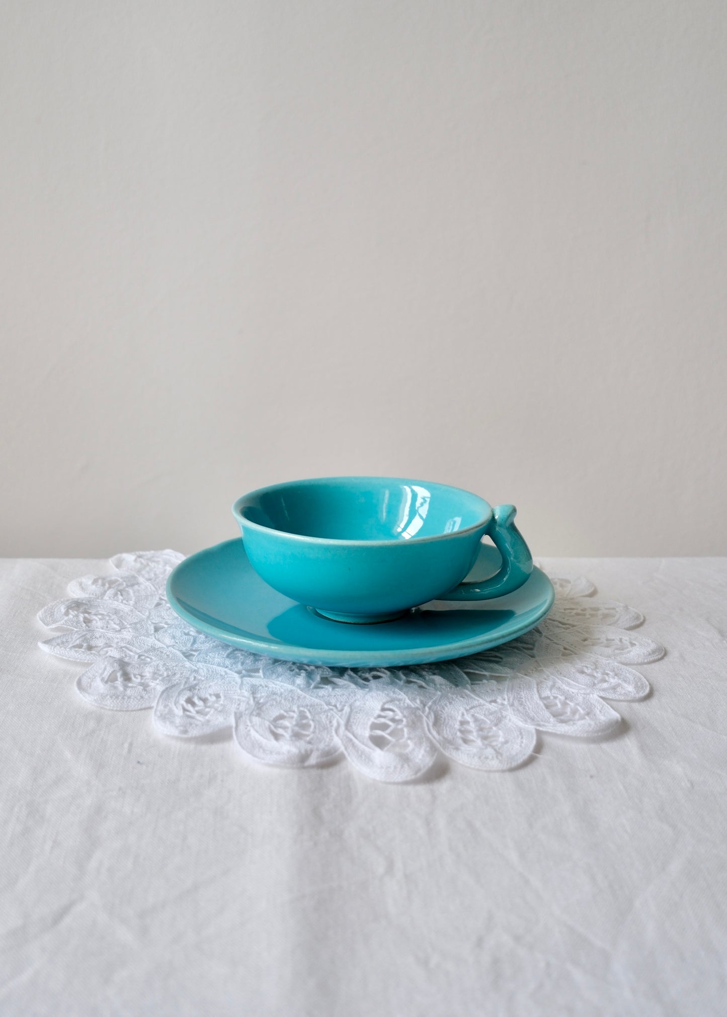 Les tasses en céramiques bleu azur