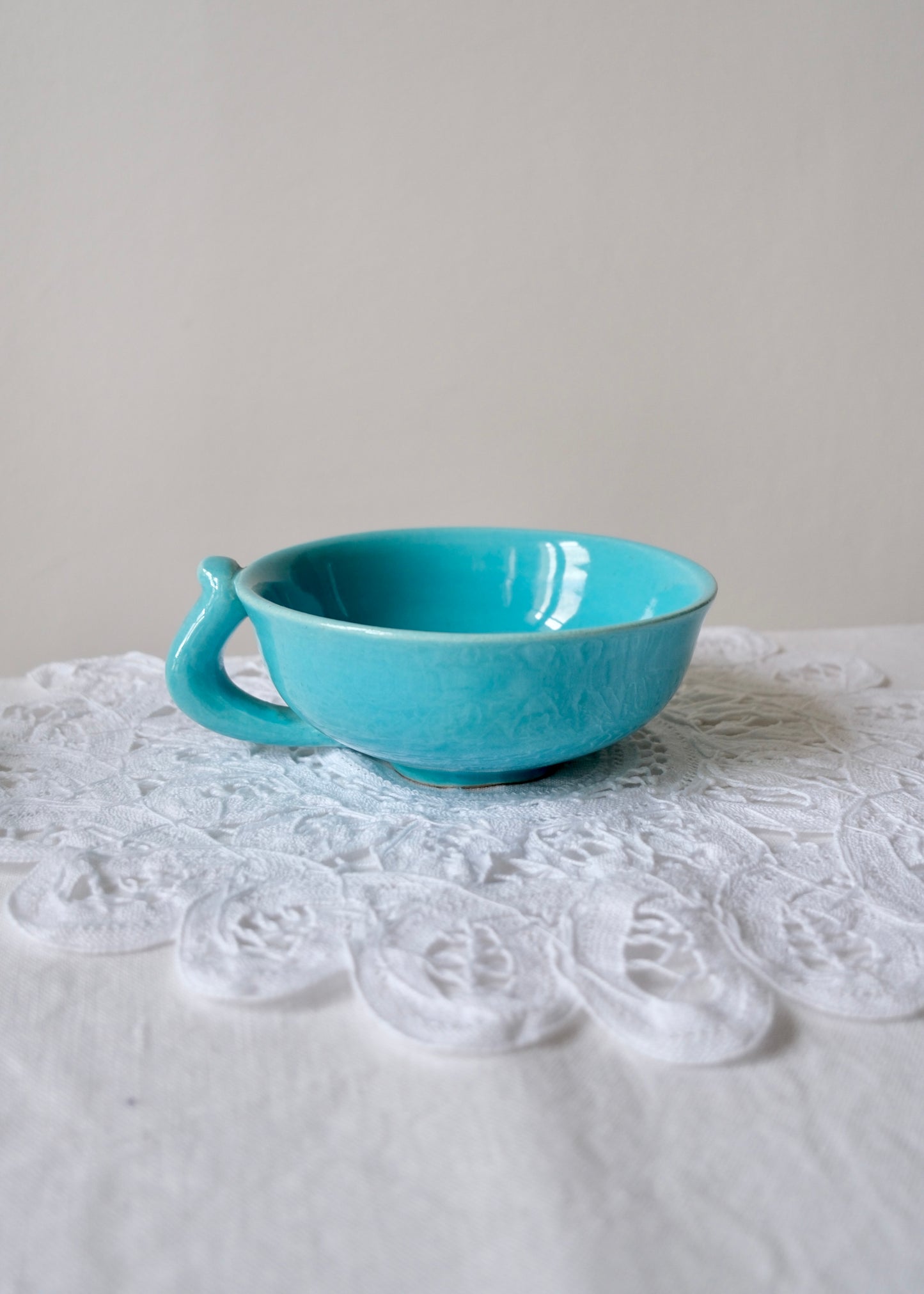 Les tasses en céramiques bleu azur