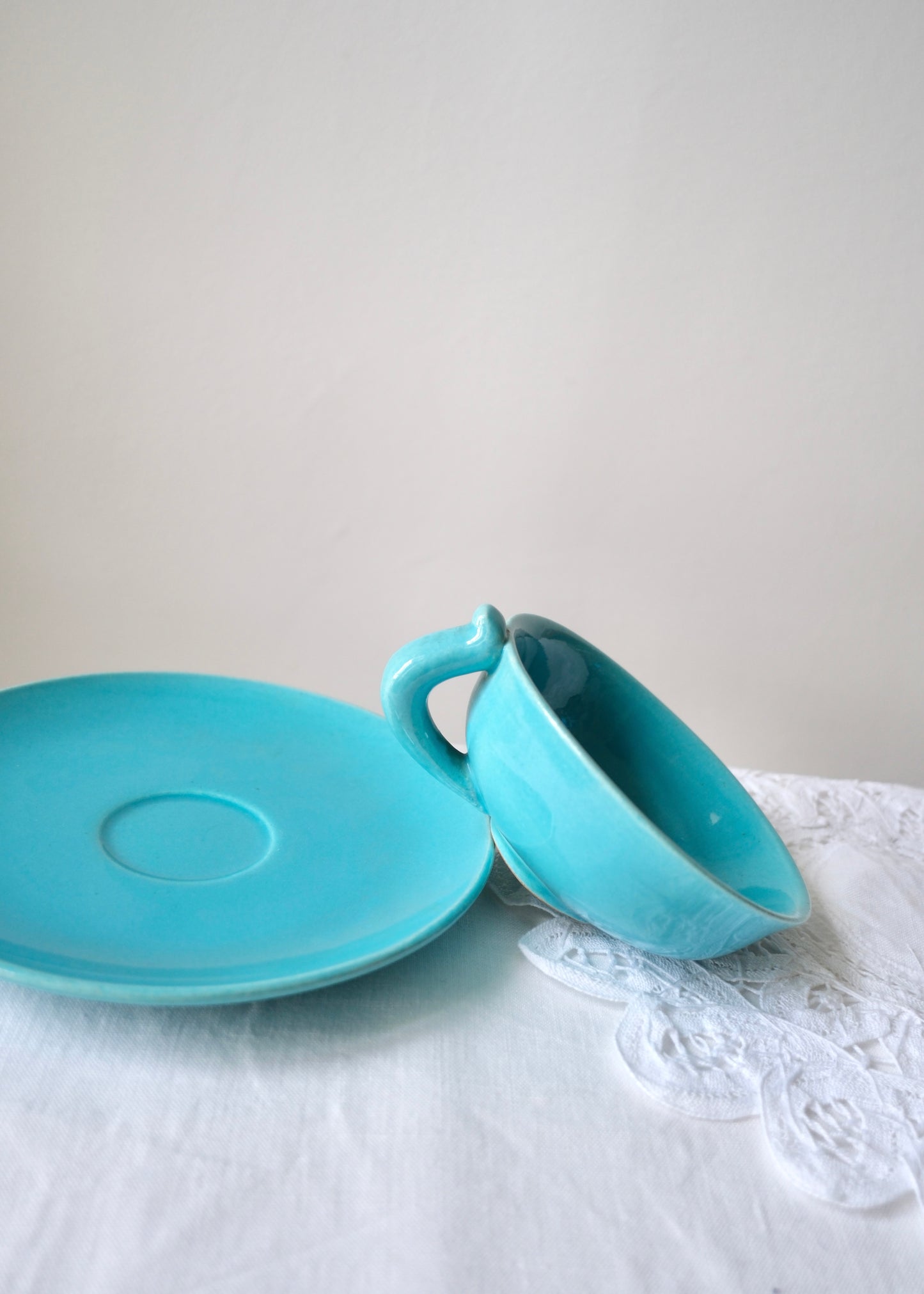 Les tasses en céramiques bleu azur