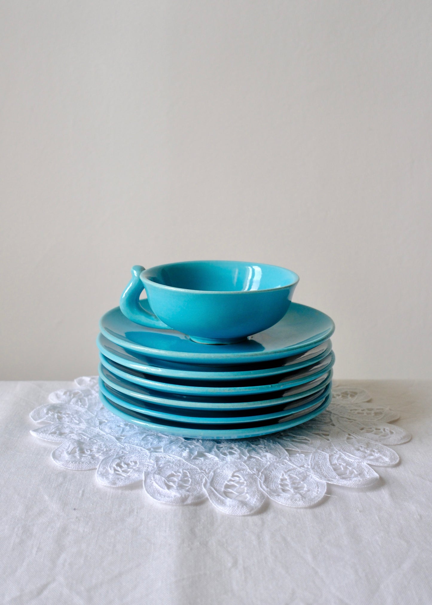 Les tasses en céramiques bleu azur