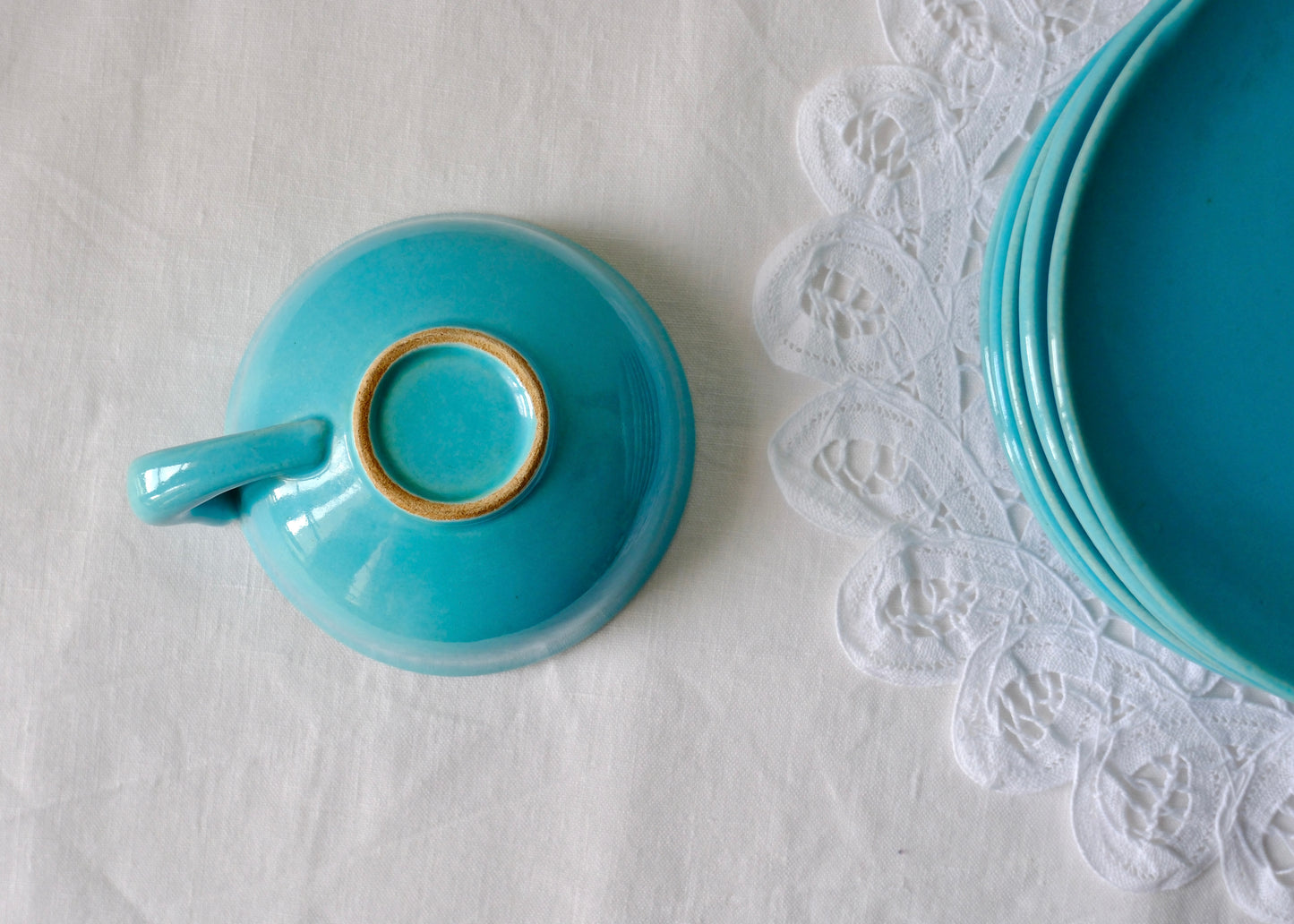 Les tasses en céramiques bleu azur