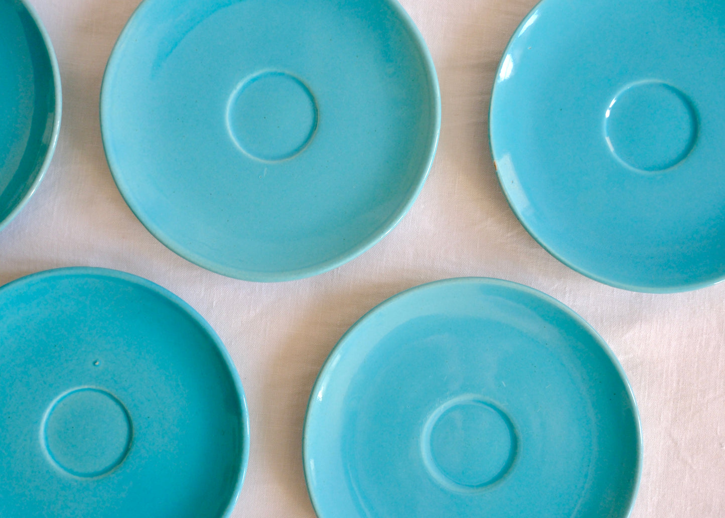 Les tasses en céramiques bleu azur