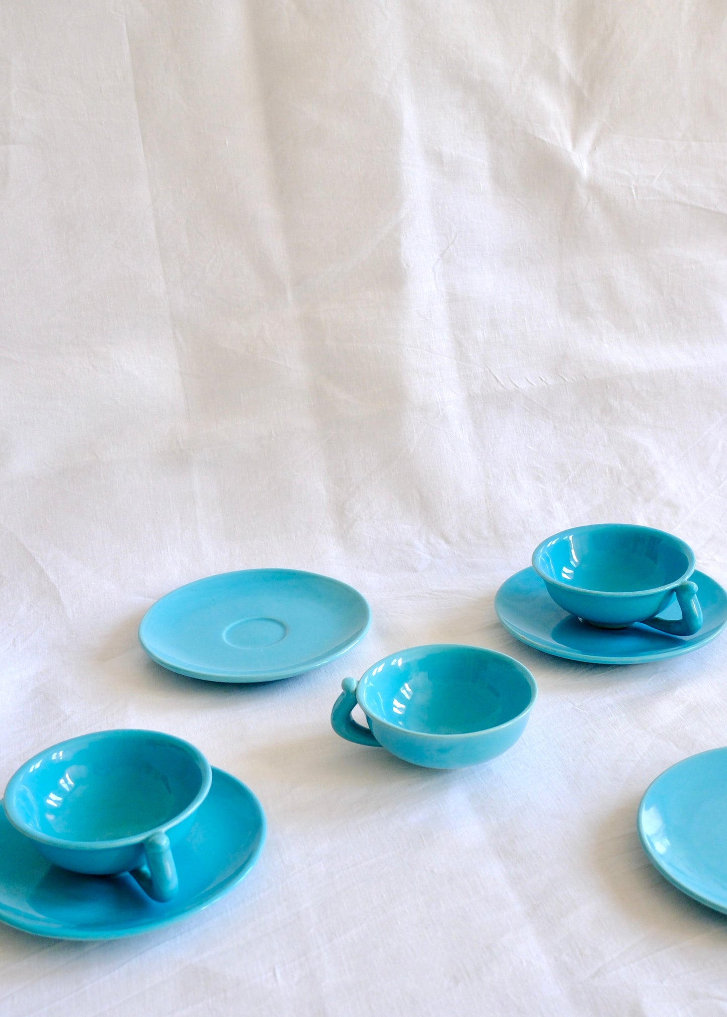 Les tasses en céramiques bleu azur