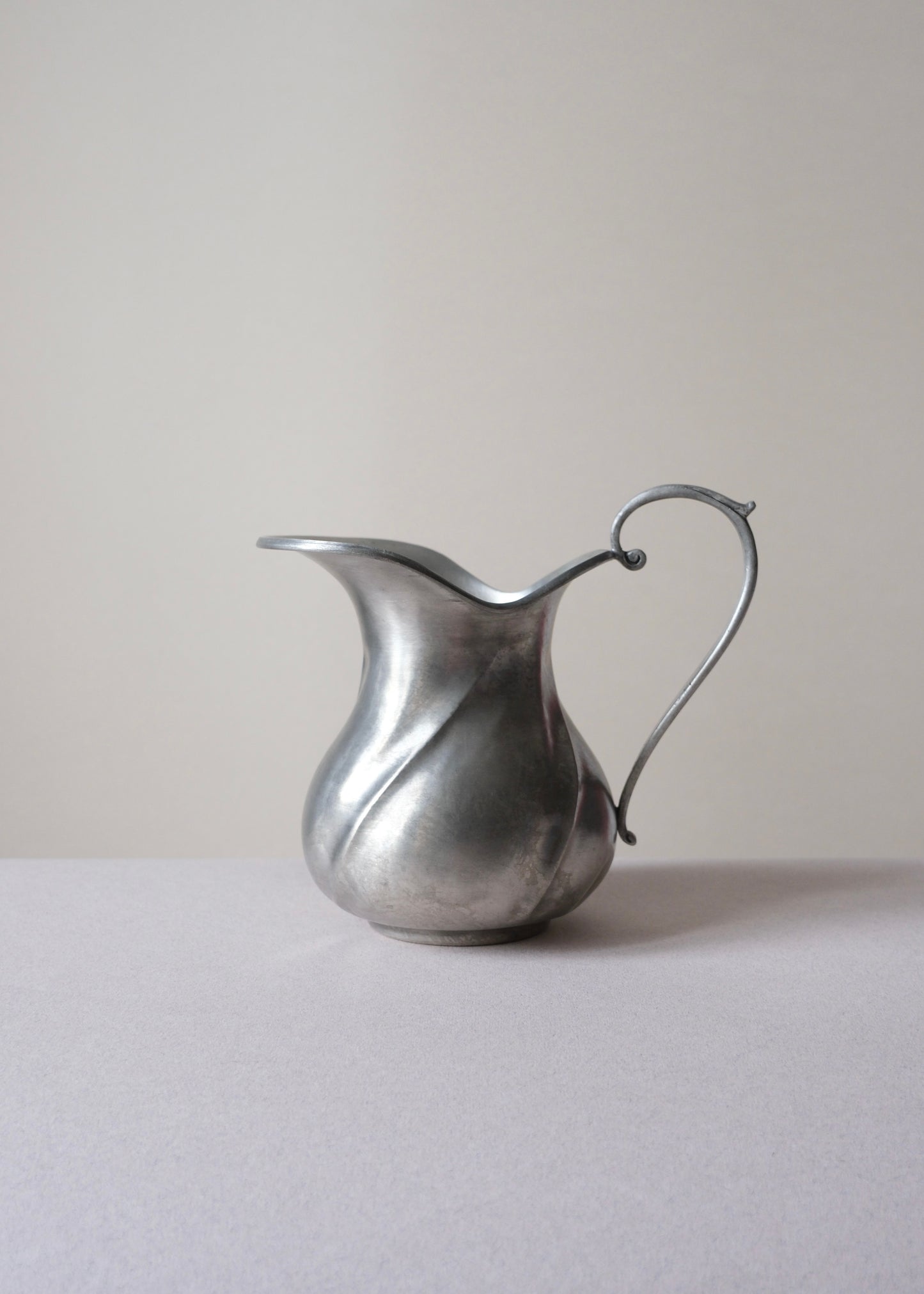 Pichet en étain art nouveau