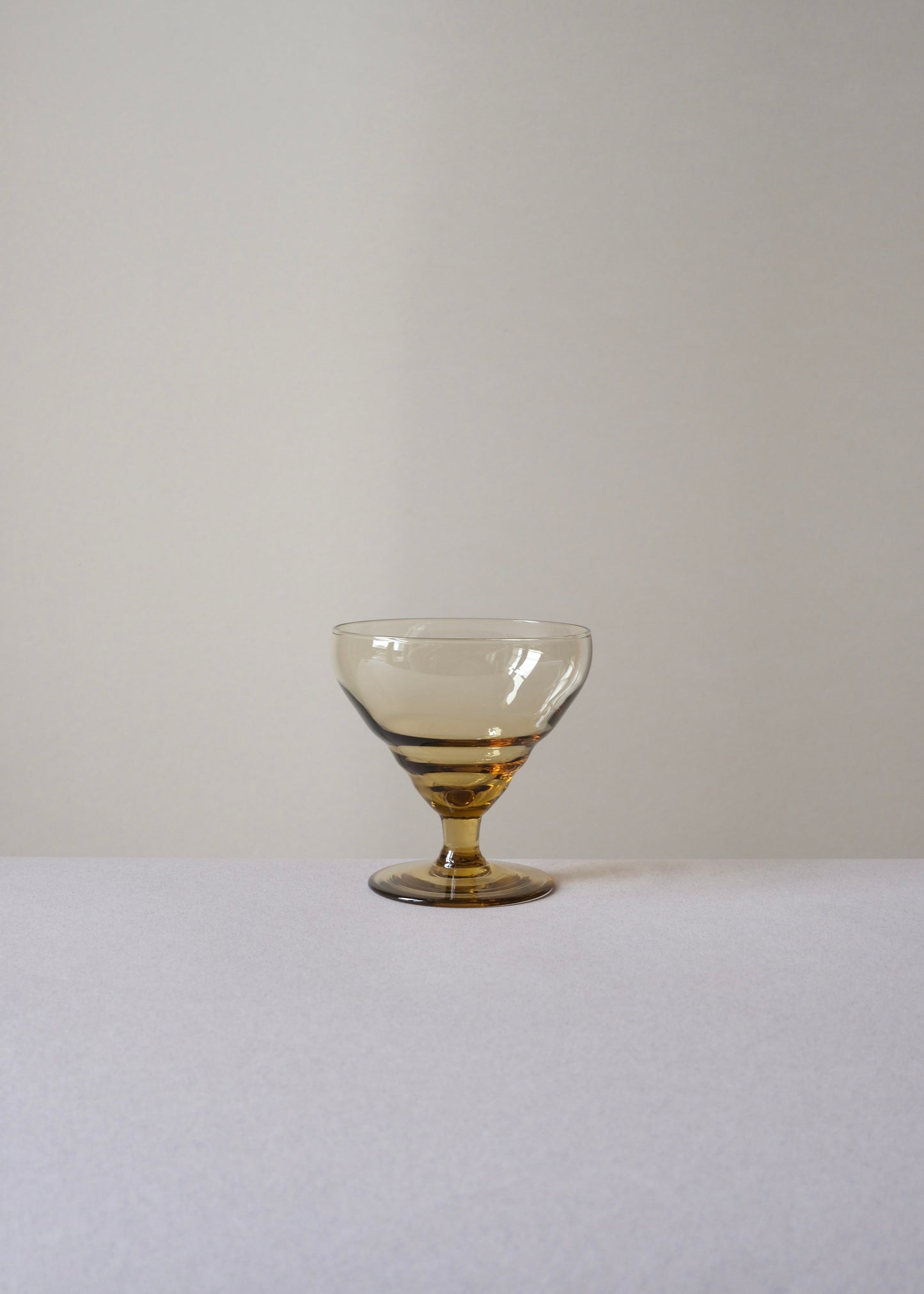Les verres à champagne Art déco en verre jaune fumé