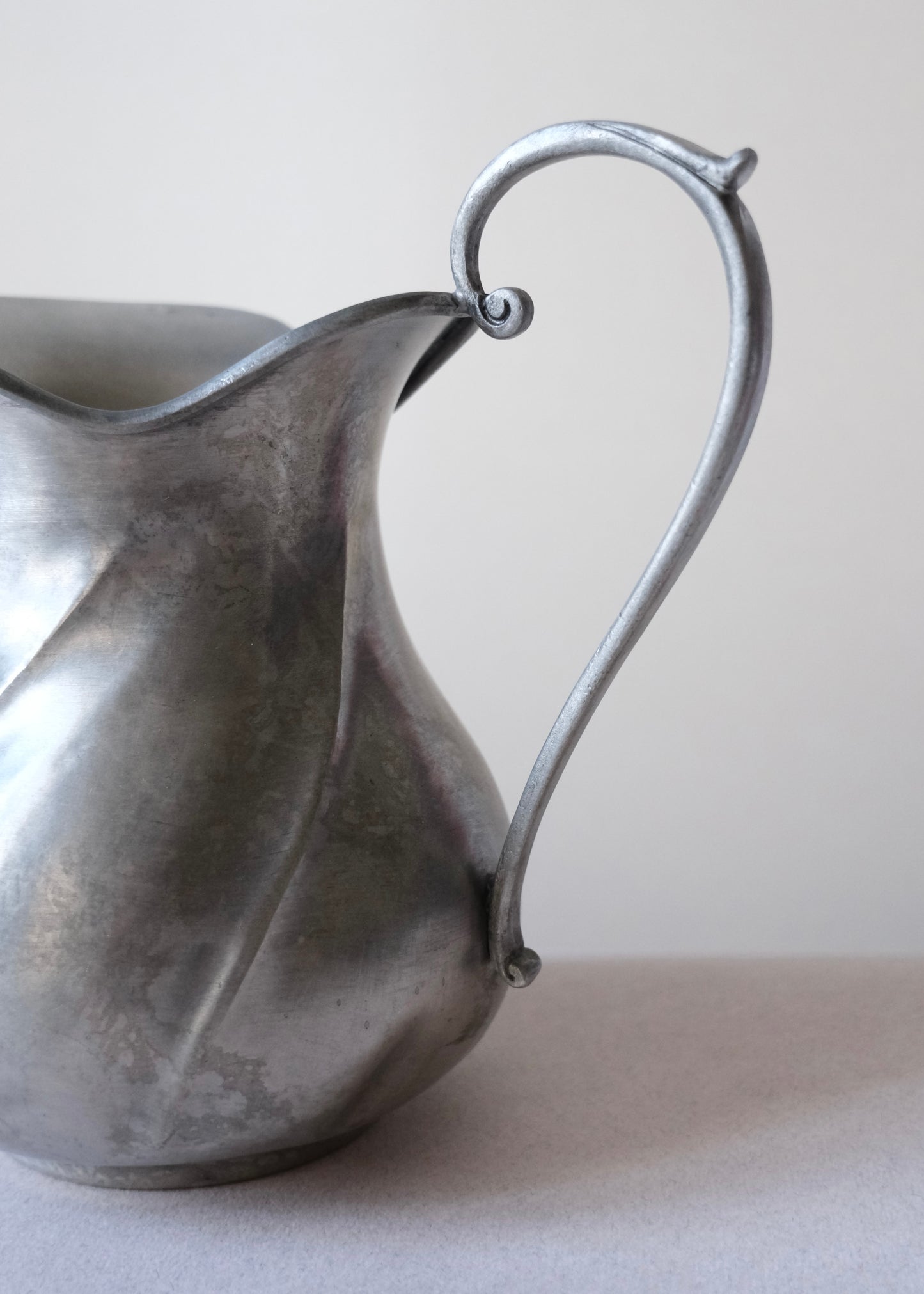 Pichet en étain art nouveau