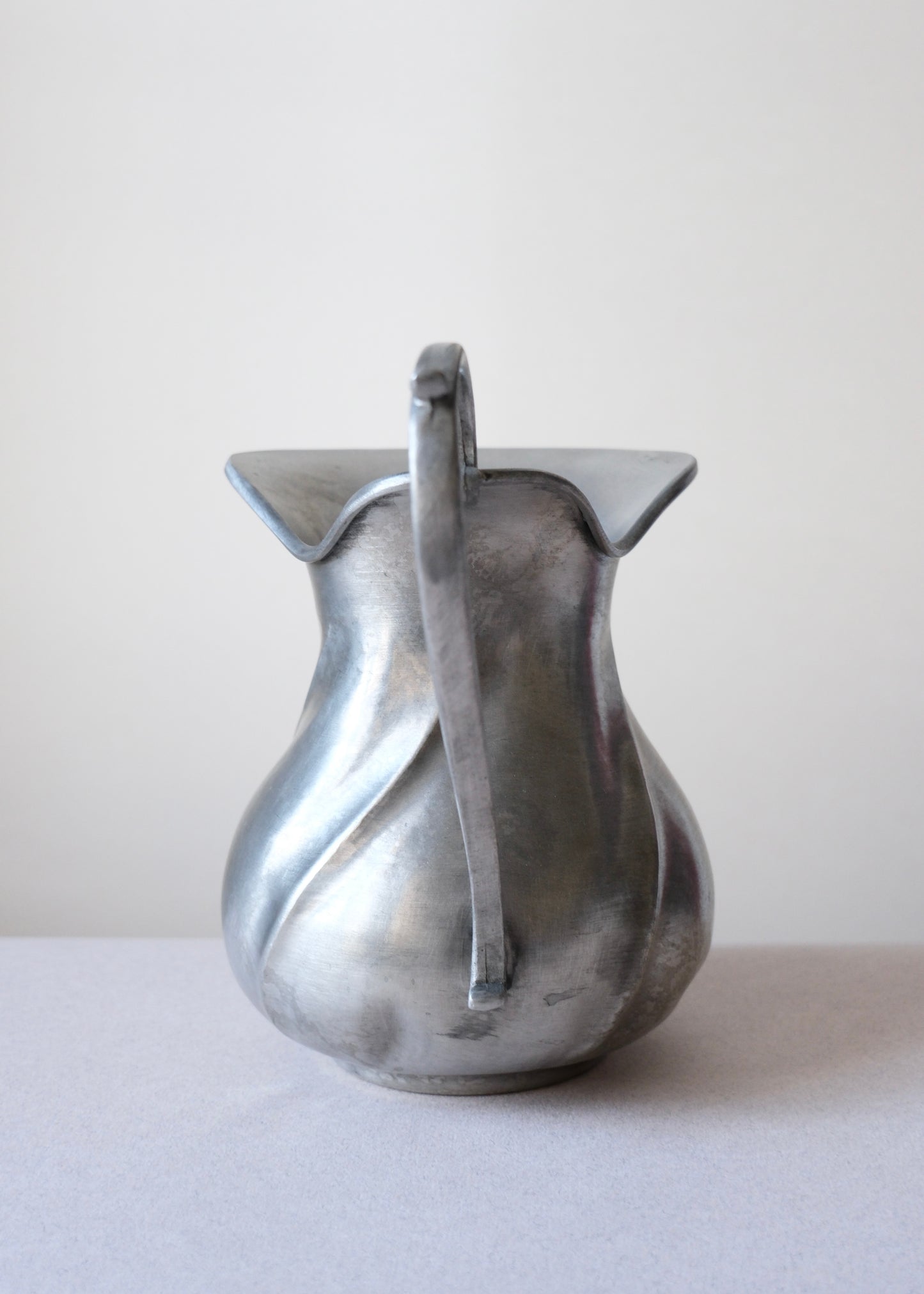Pichet en étain art nouveau