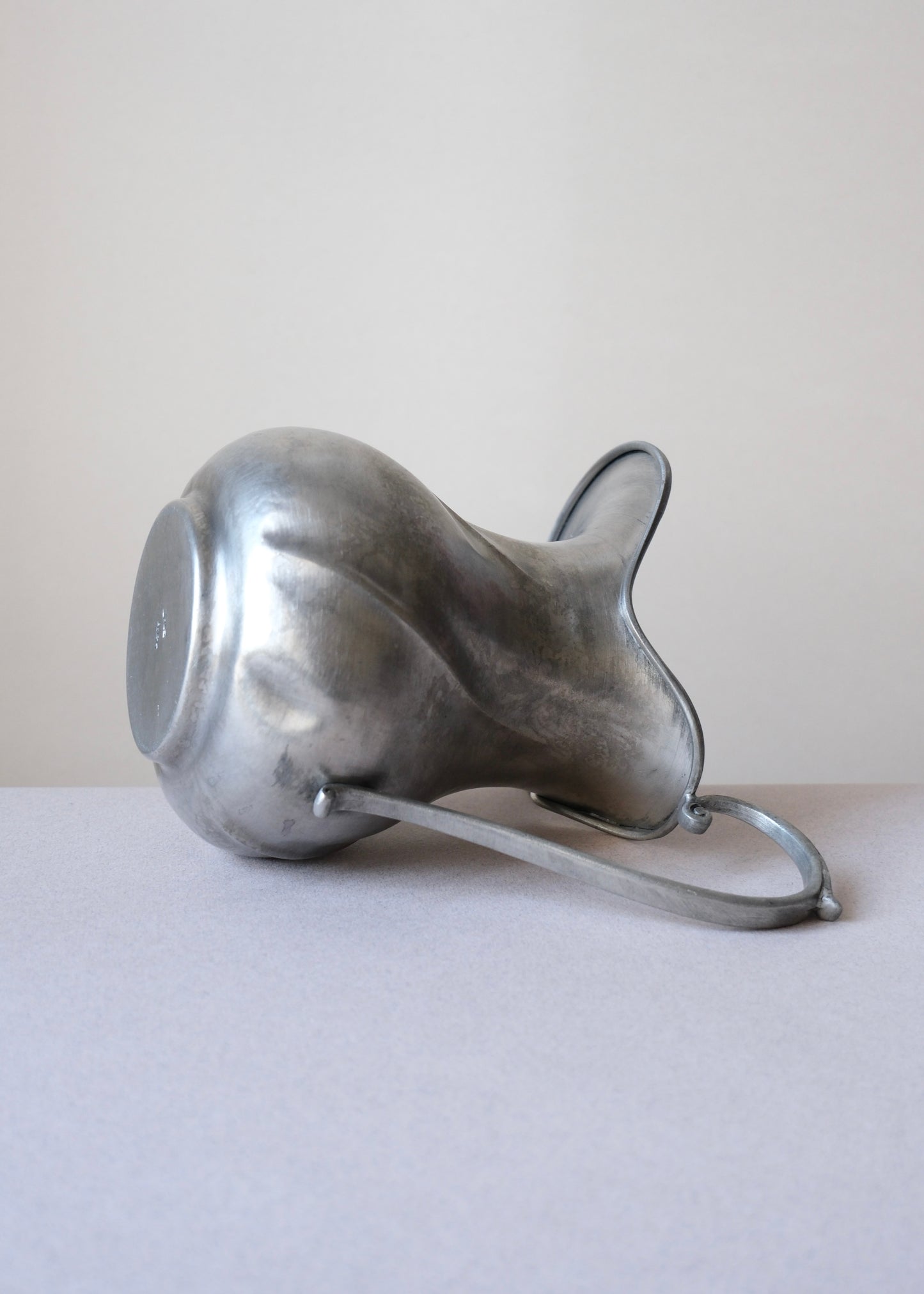 Pichet en étain art nouveau