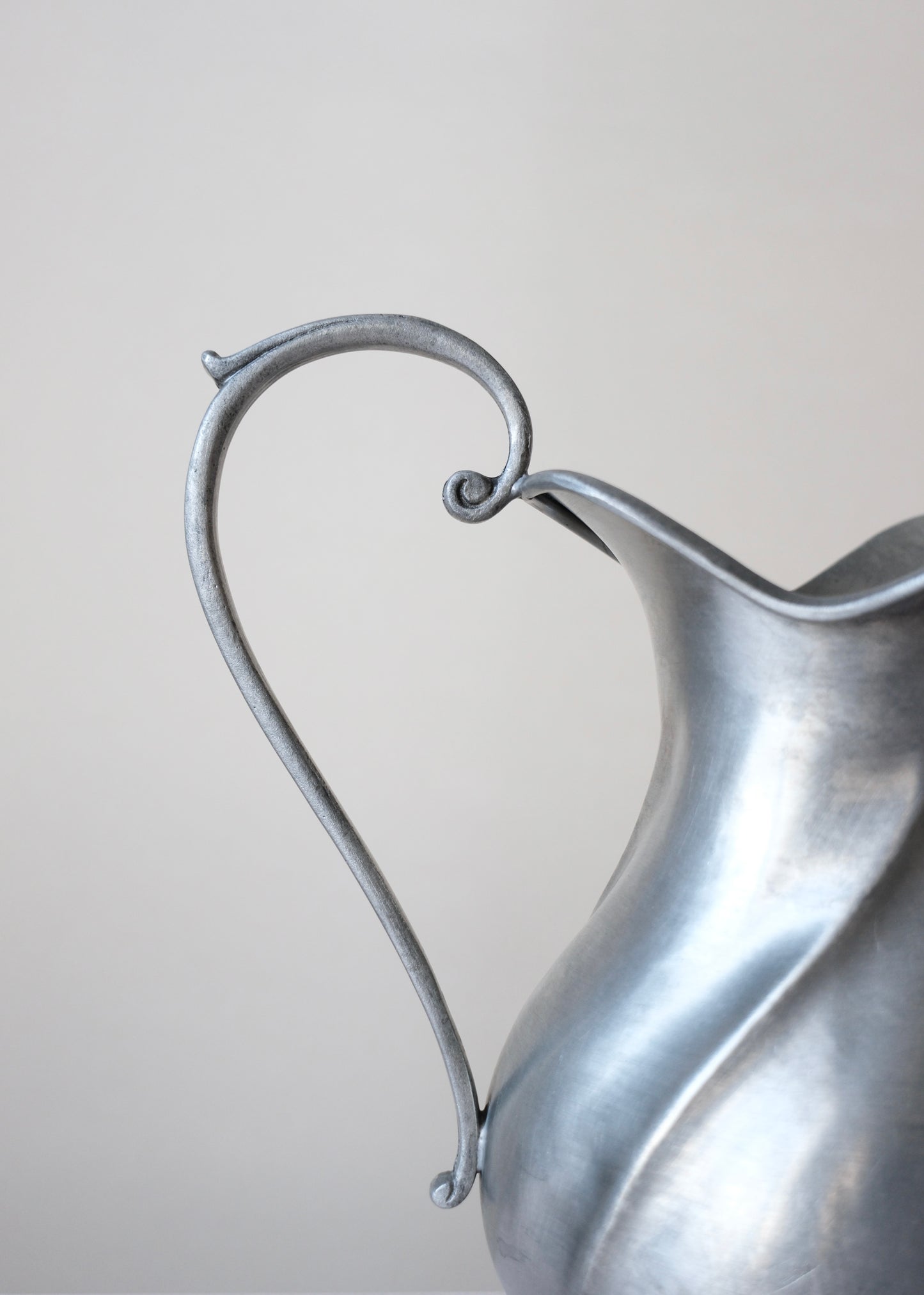 Pichet en étain art nouveau
