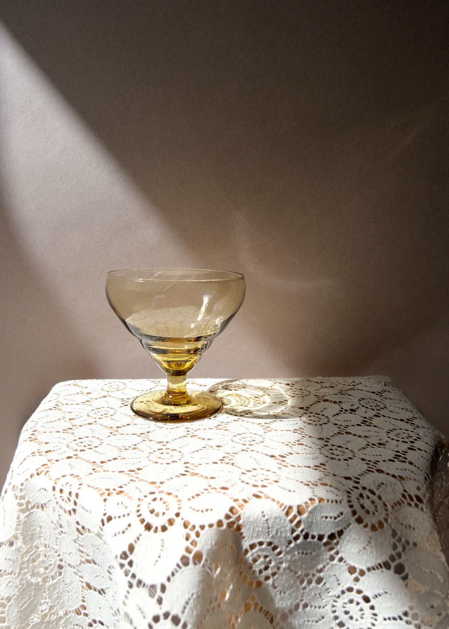 Les verres à champagne Art déco en verre jaune fumé