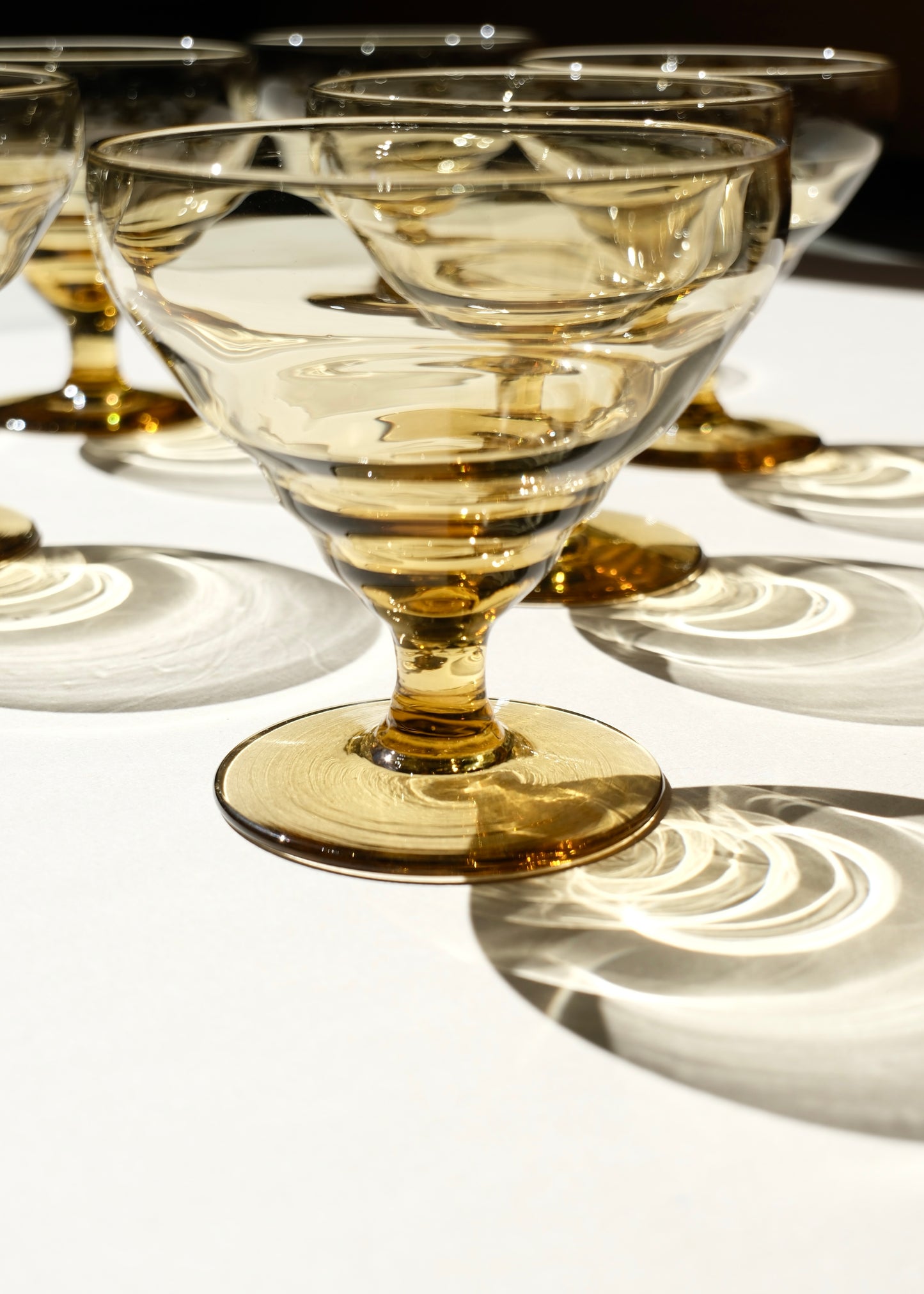 Les verres à champagne Art déco en verre jaune fumé