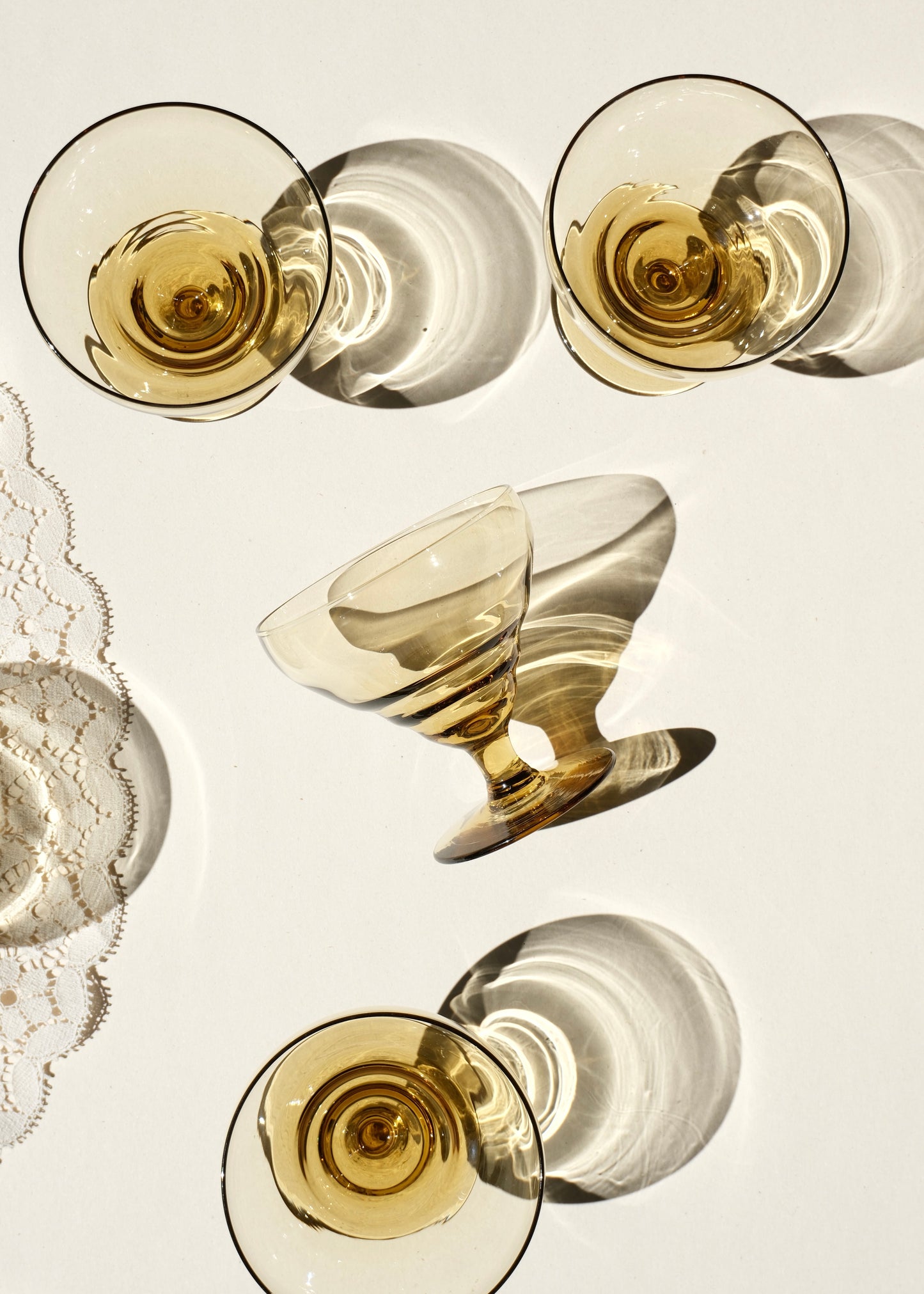 Les verres à champagne Art déco en verre jaune fumé