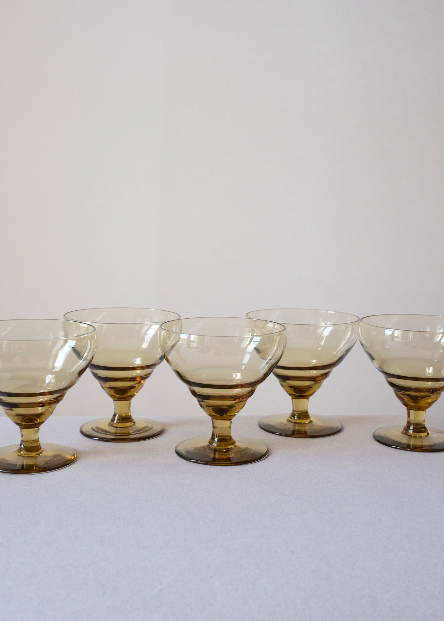 Les verres à champagne Art déco en verre jaune fumé
