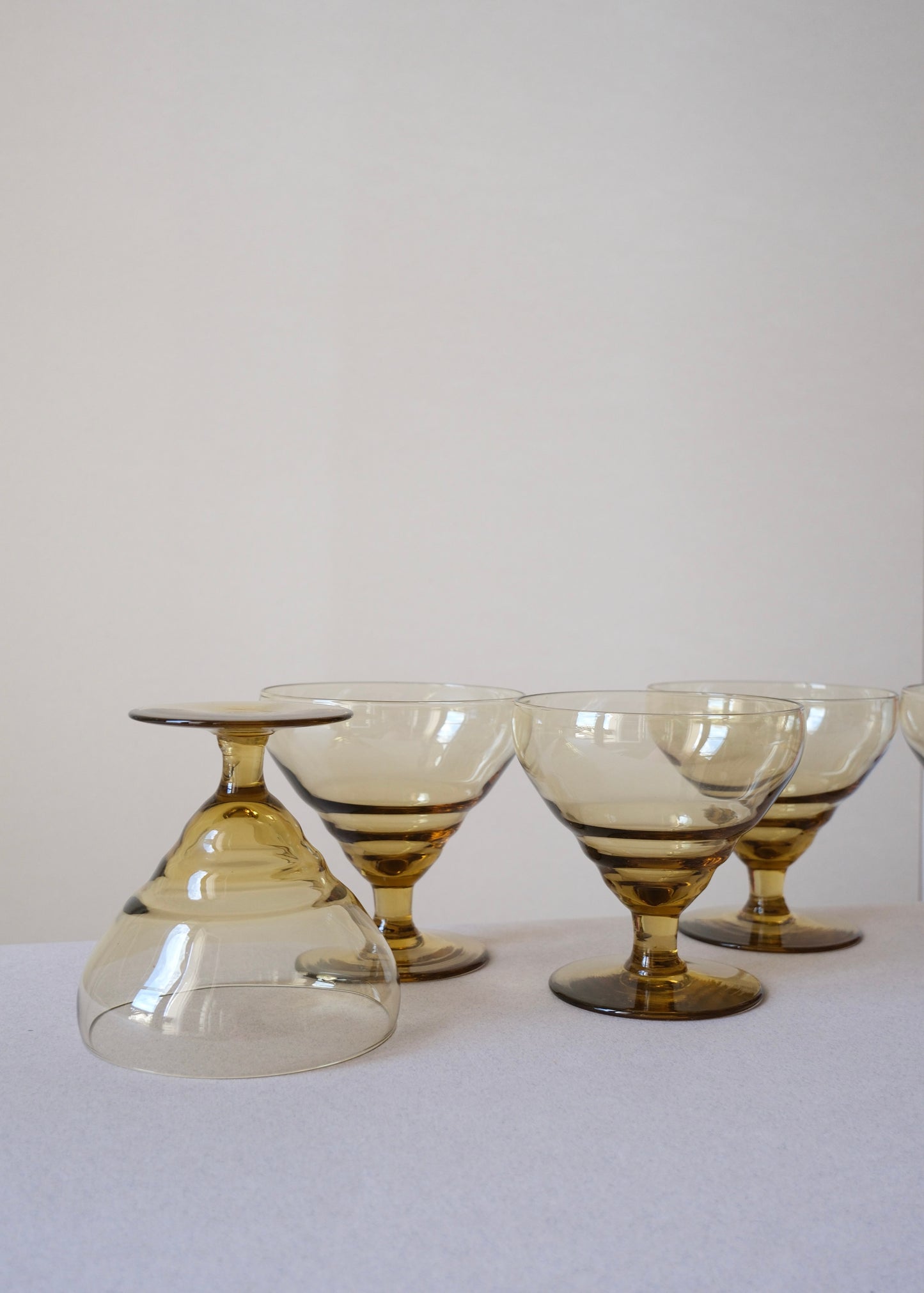 Les verres à champagne Art déco en verre jaune fumé