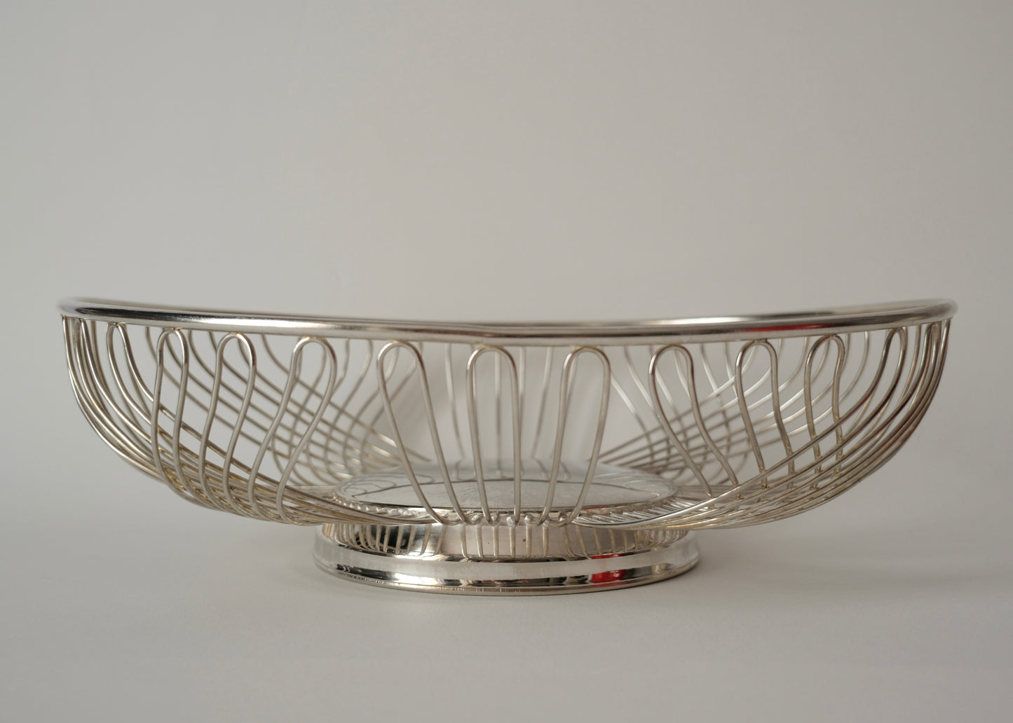 La corbeille mid century en métal argenté