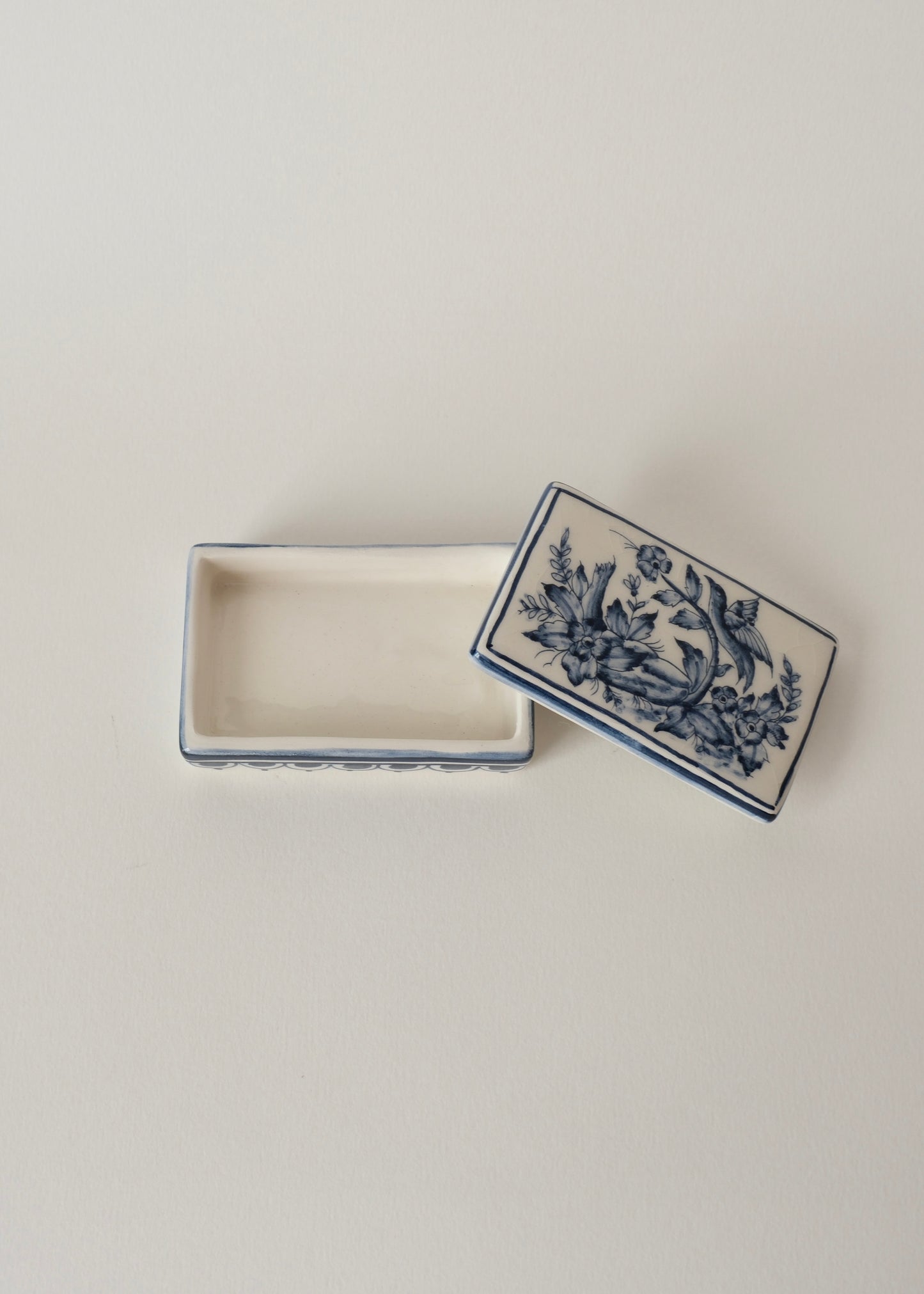 Boîte en céramique de Coimbra, L'oiseau bleu