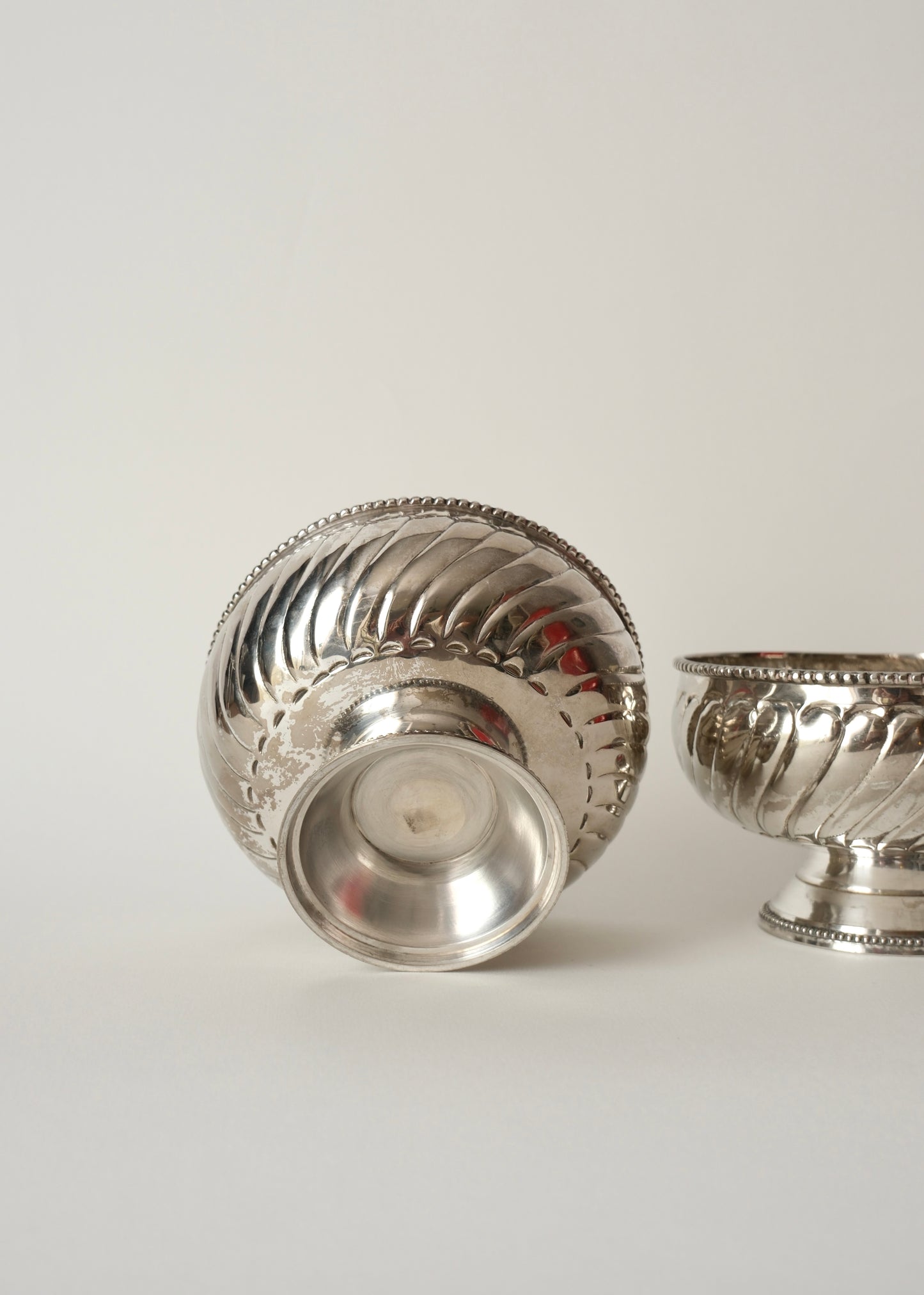 Paire de coupes sur pied en métal argenté