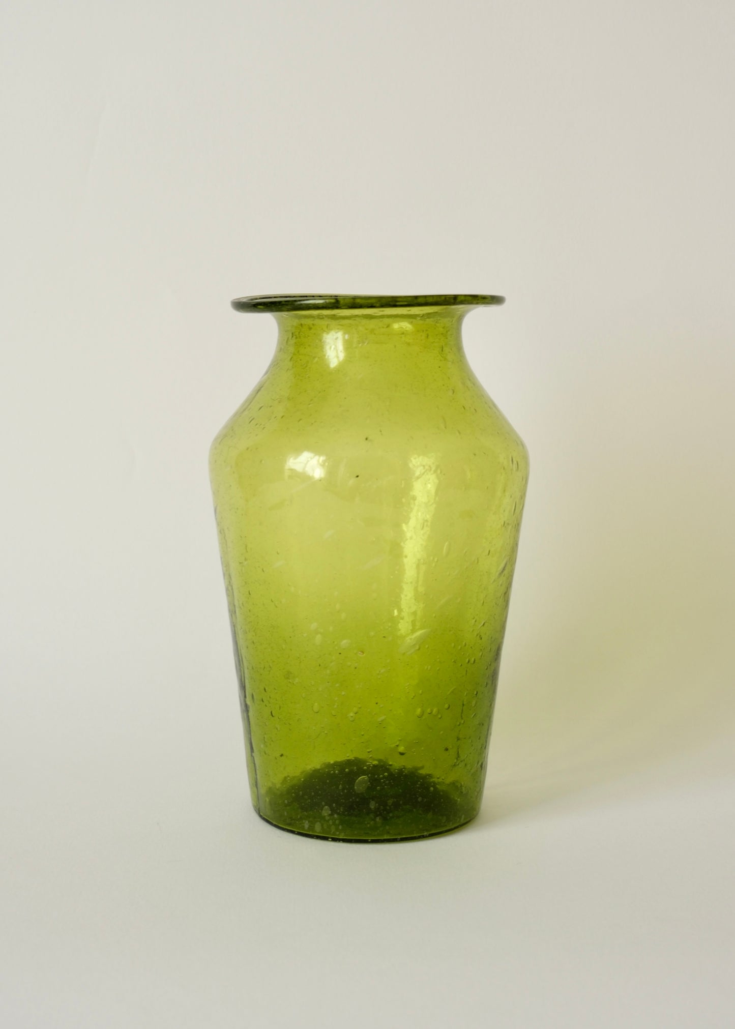 Vase en verre soufflé vert