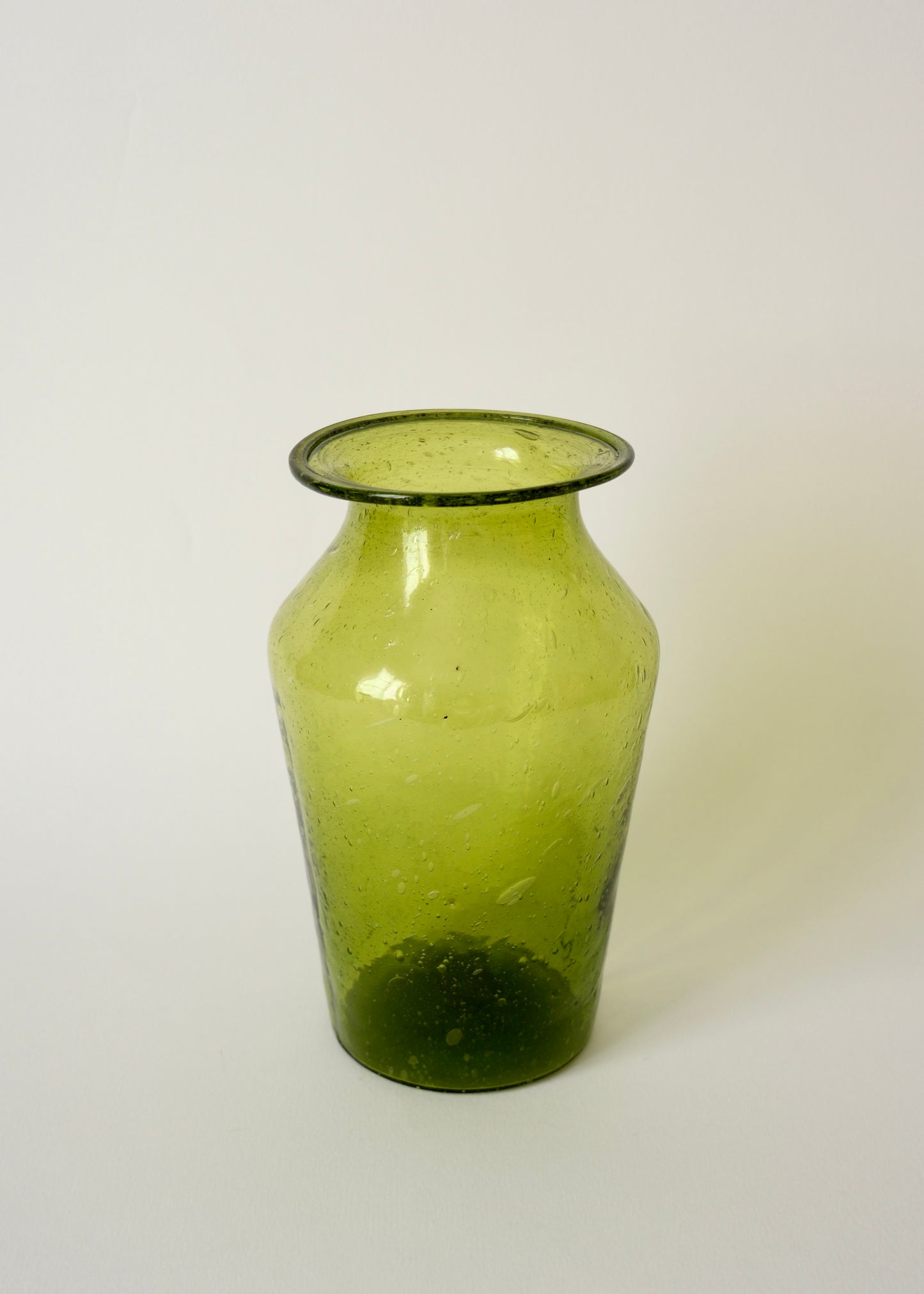 Vase en verre soufflé vert