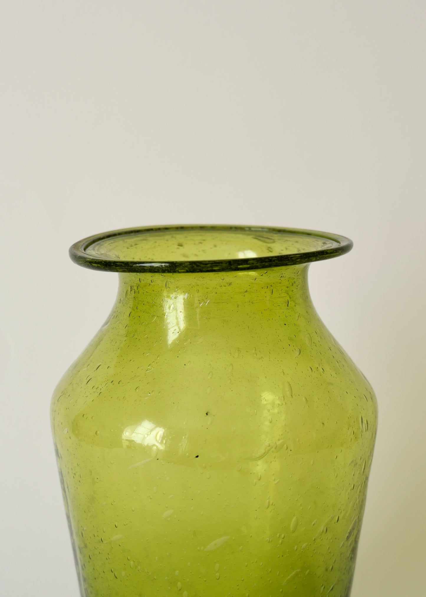 Vase en verre soufflé vert