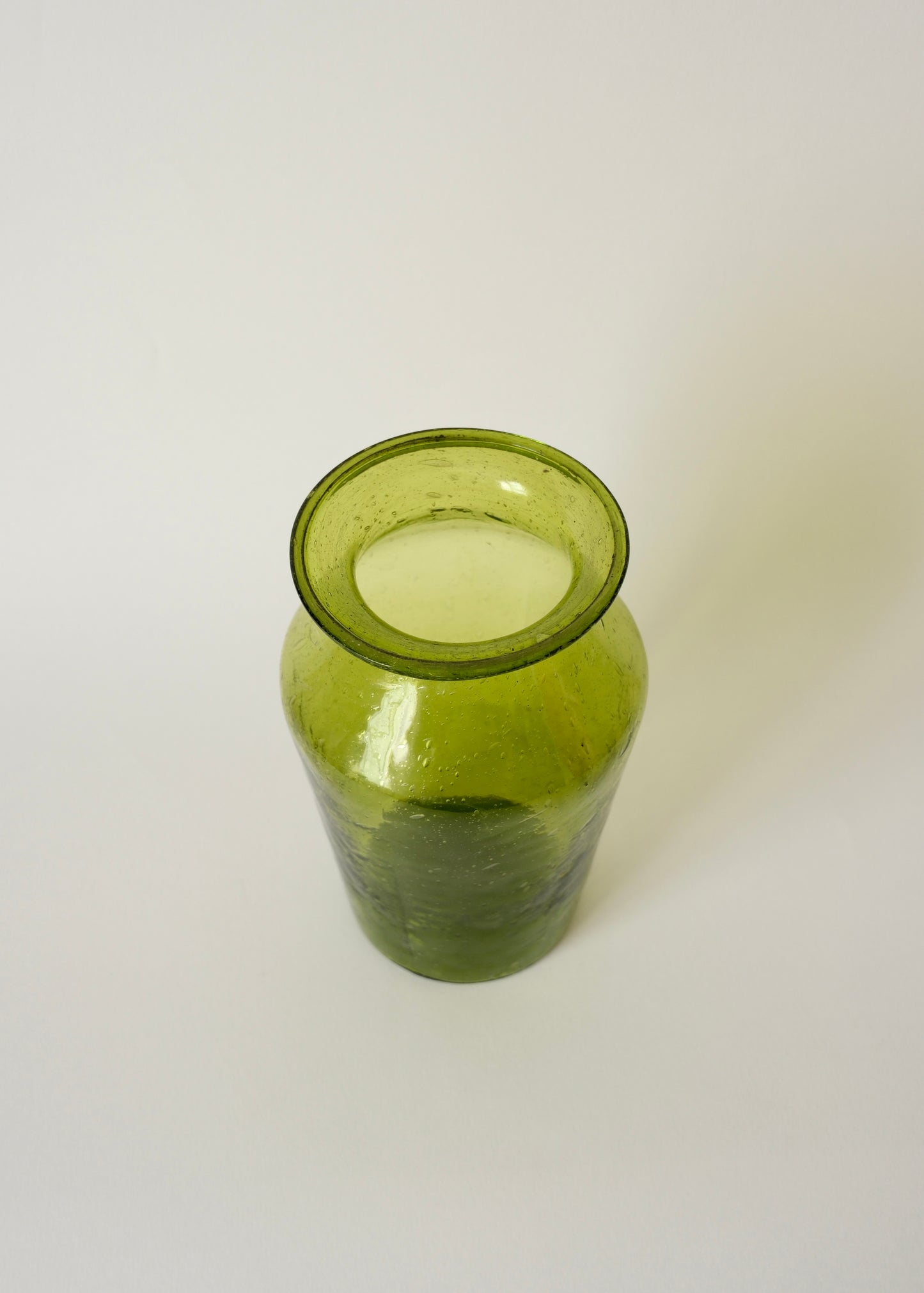 Vase en verre soufflé vert