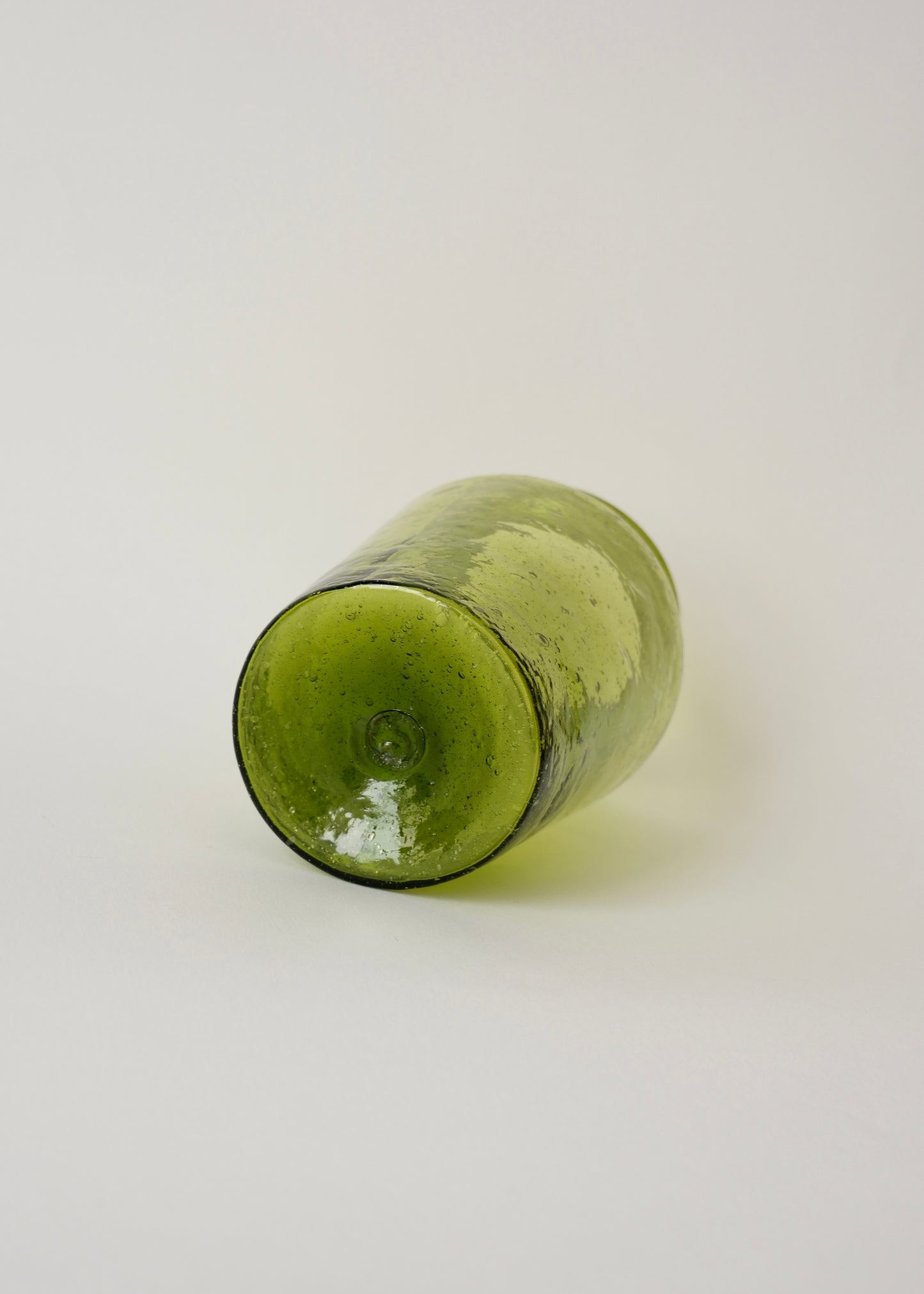 Vase en verre soufflé vert