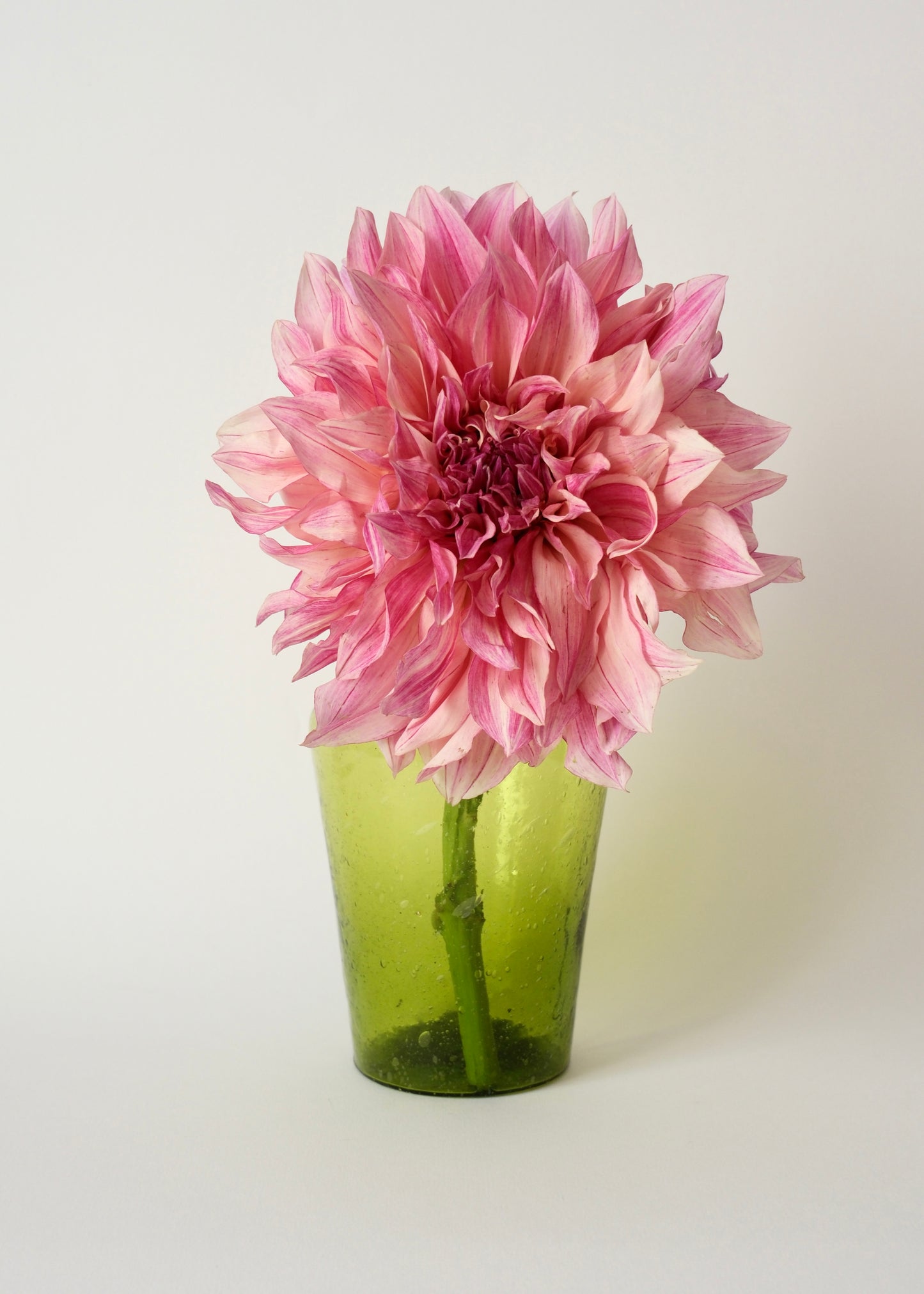 Vase en verre soufflé vert