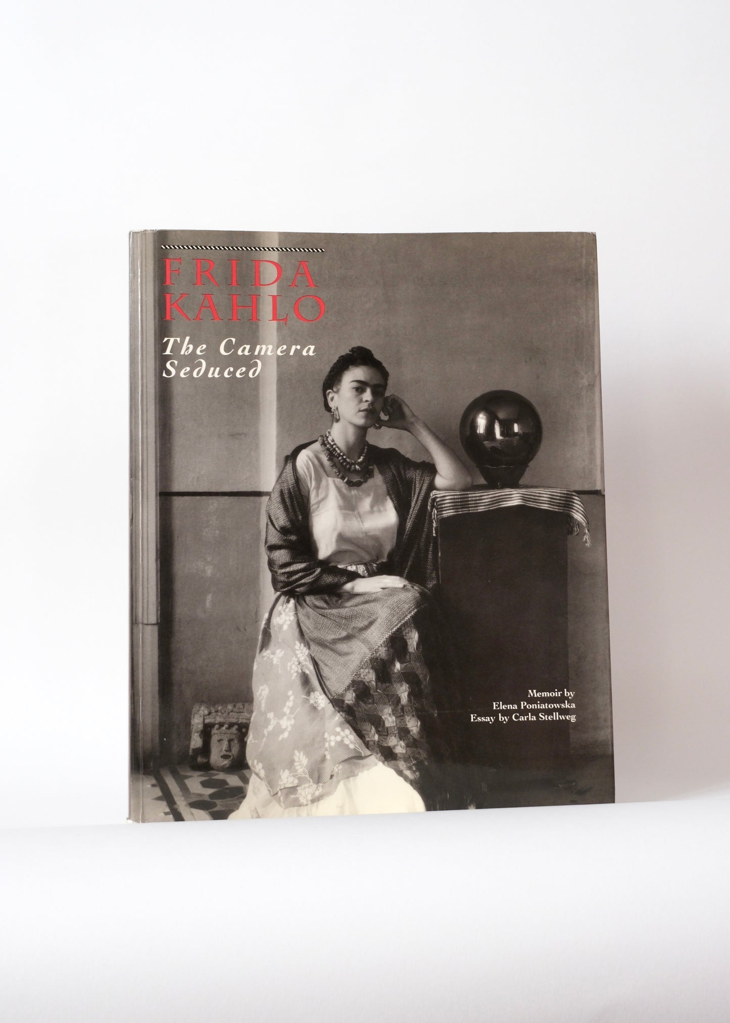 Frida Kahlo, the camera seduced