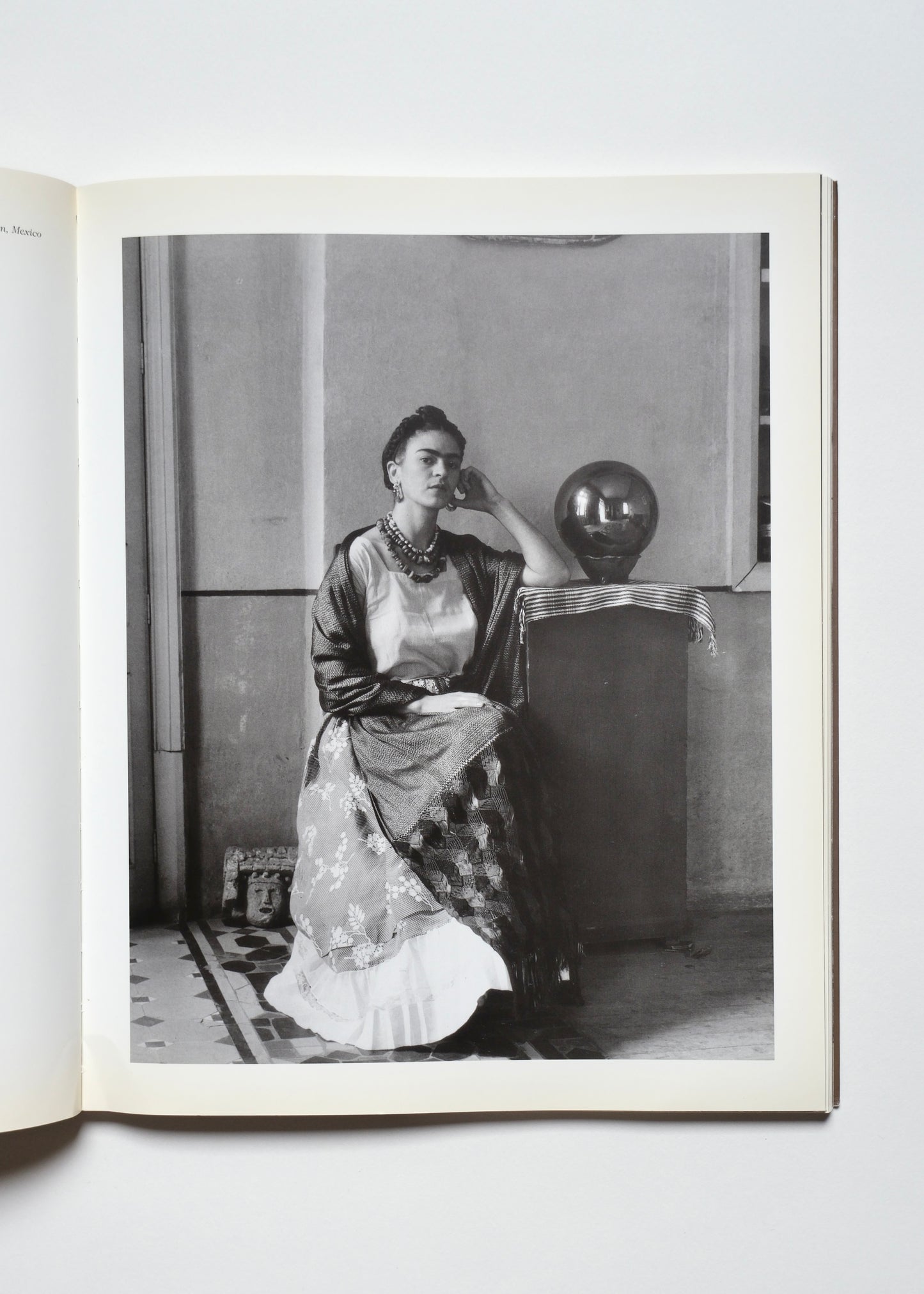 Frida Kahlo, the camera seduced