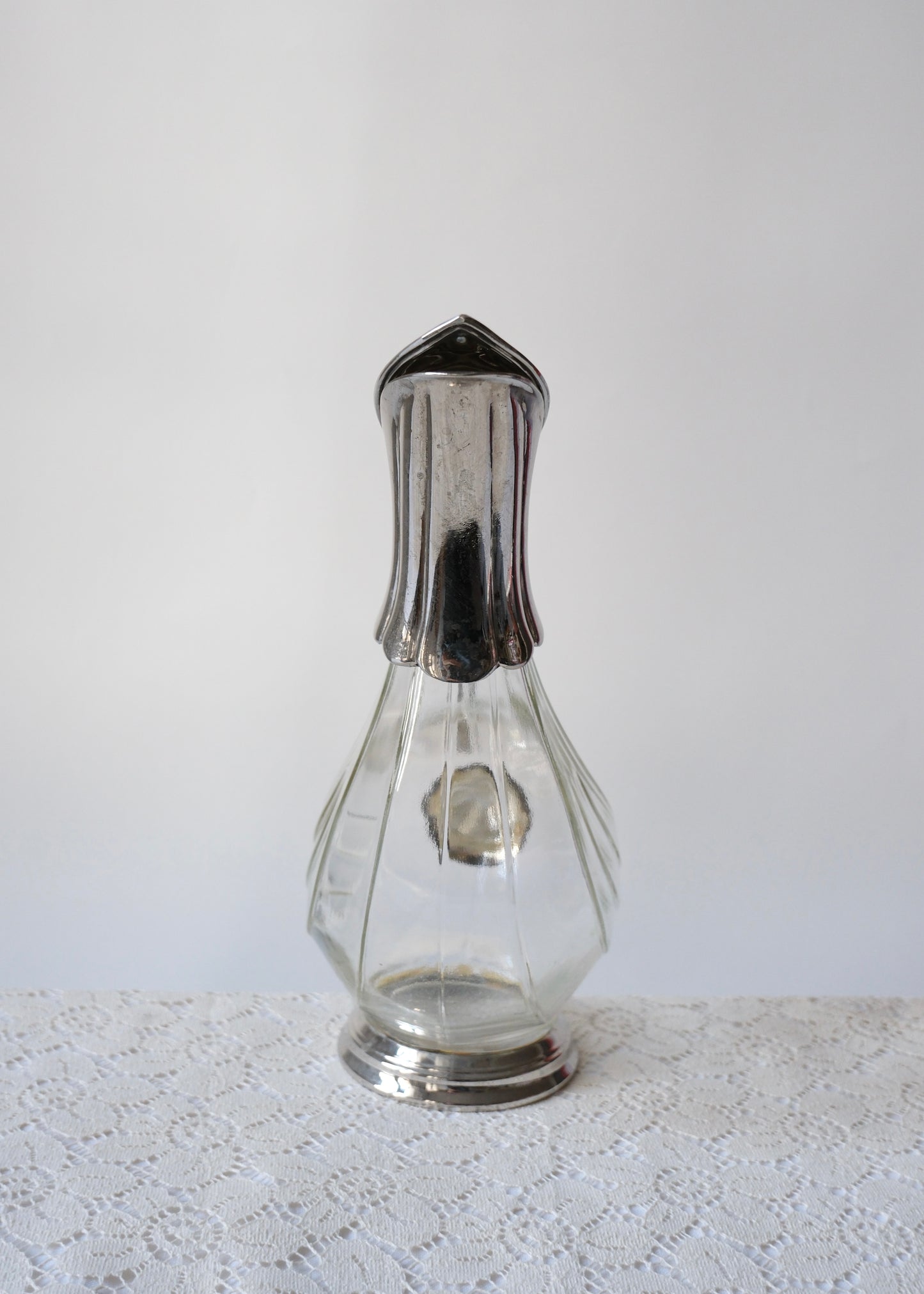 Ancienne carafe "canard" en verre et métal argenté