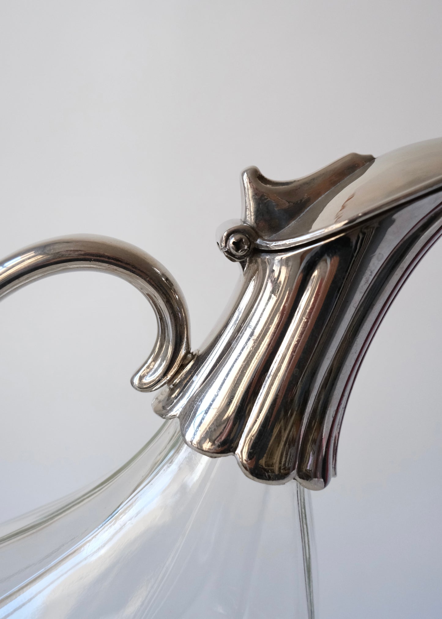 Ancienne carafe "canard" en verre et métal argenté