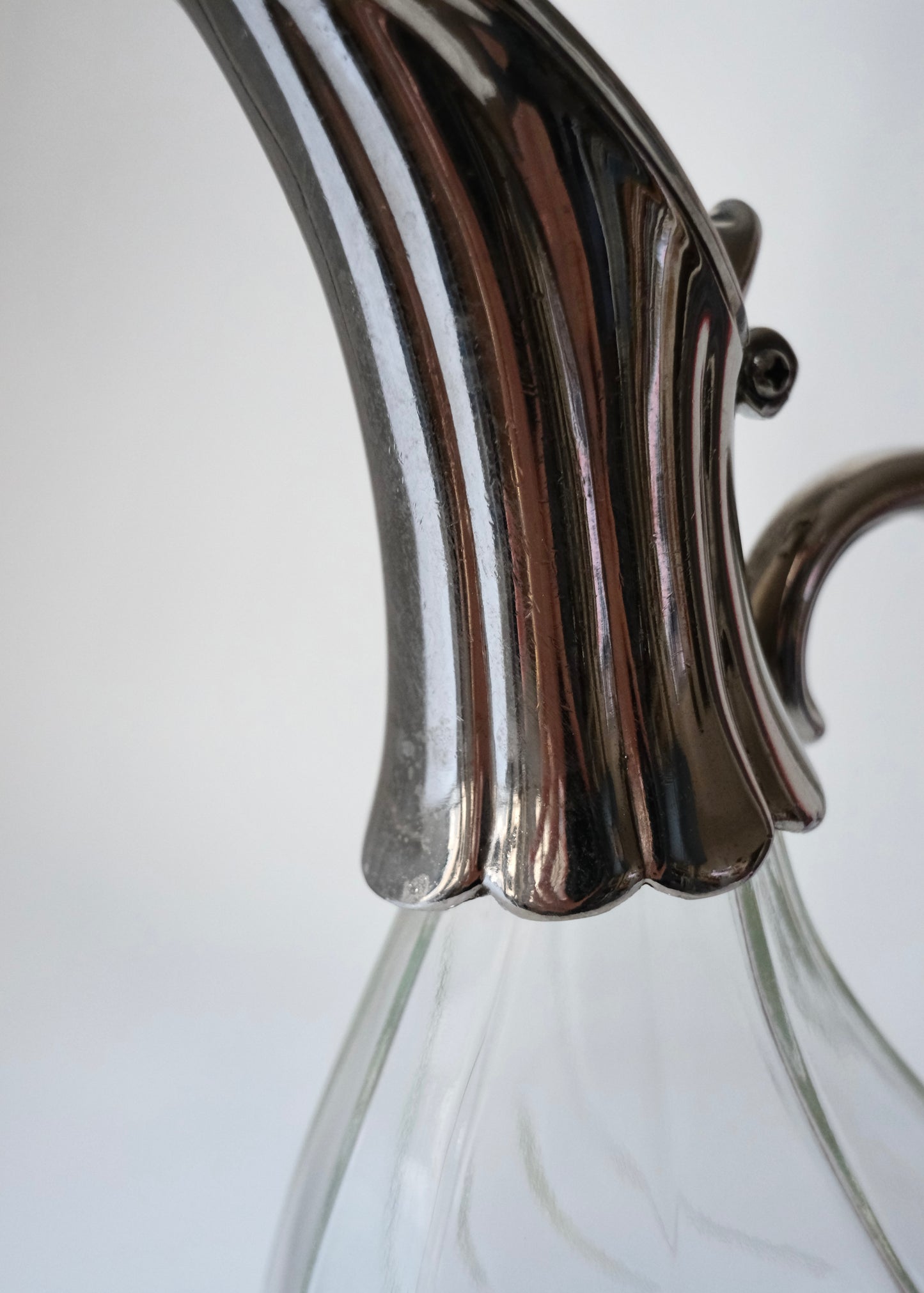 Ancienne carafe "canard" en verre et métal argenté
