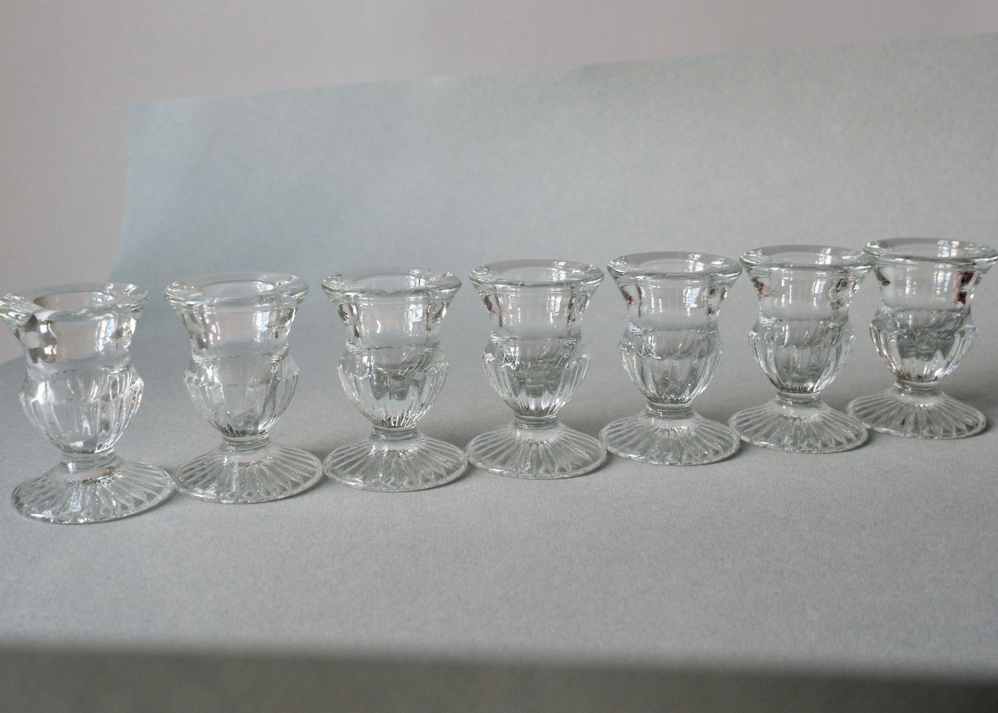 Les petits bougeoirs en verre moulé
