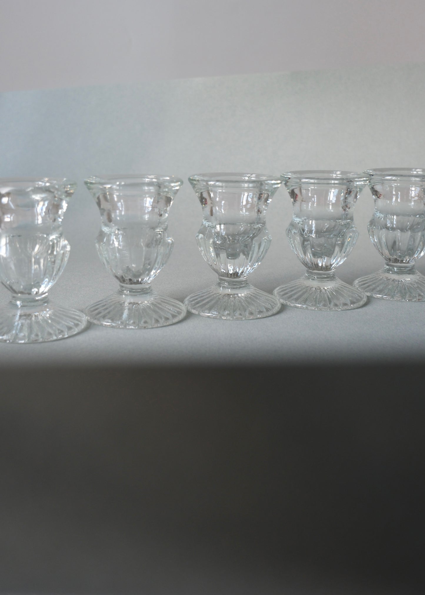 Les petits bougeoirs en verre moulé