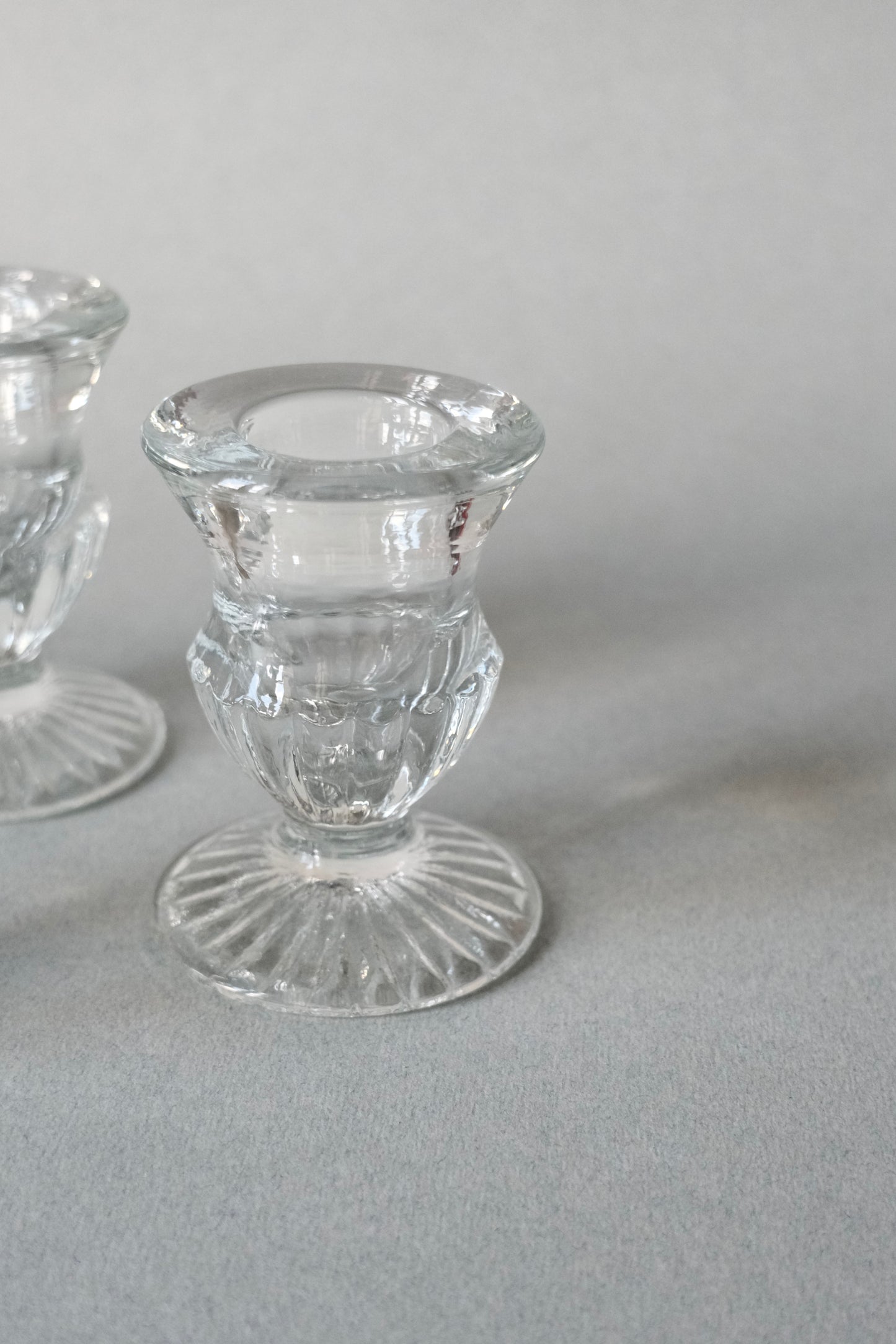Les petits bougeoirs en verre moulé