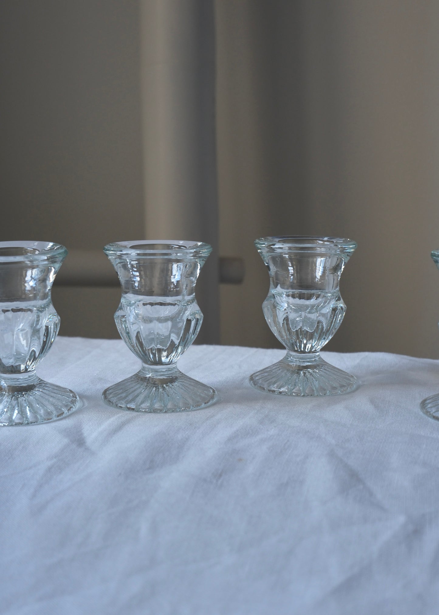 Les petits bougeoirs en verre moulé
