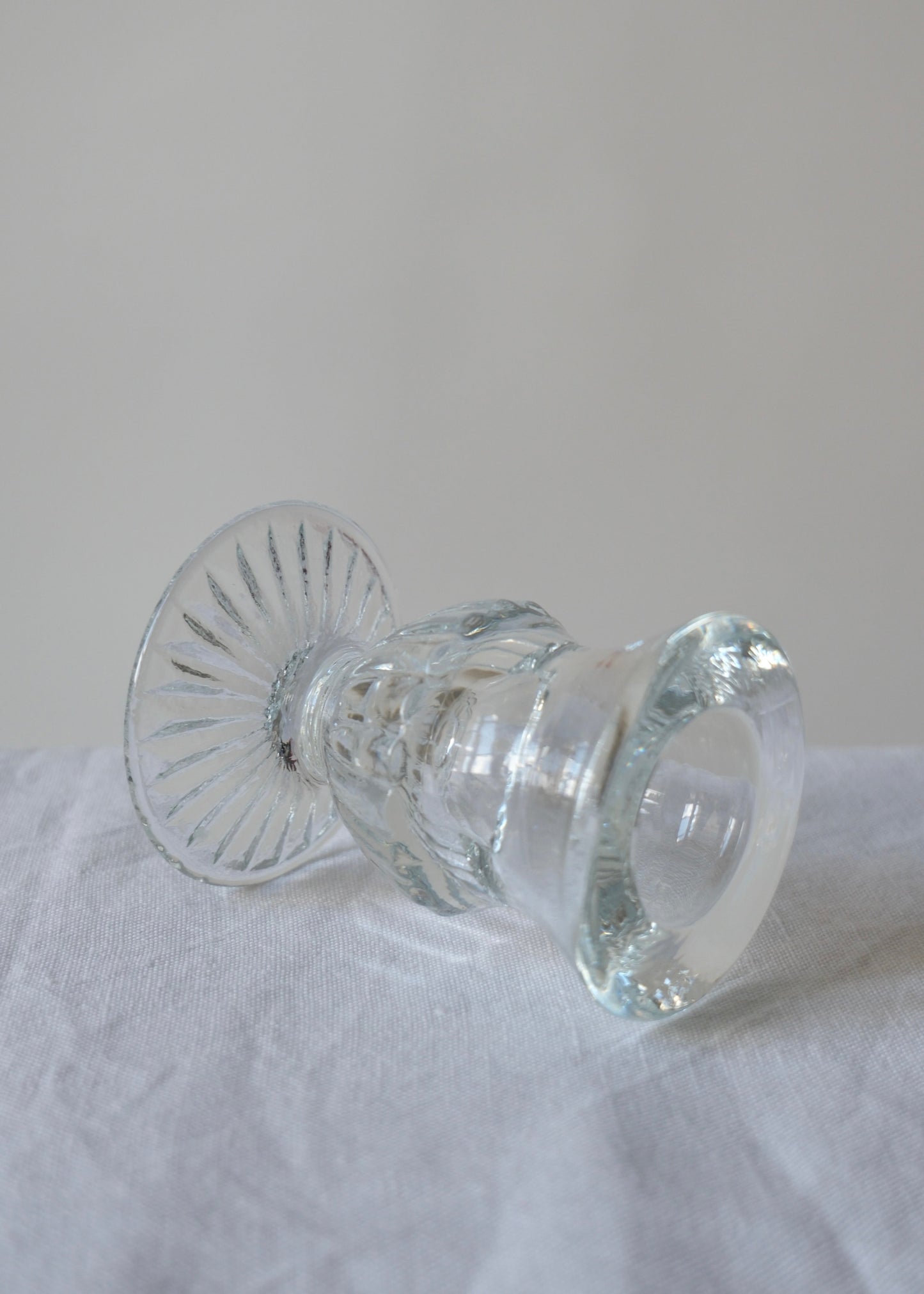 Les petits bougeoirs en verre moulé