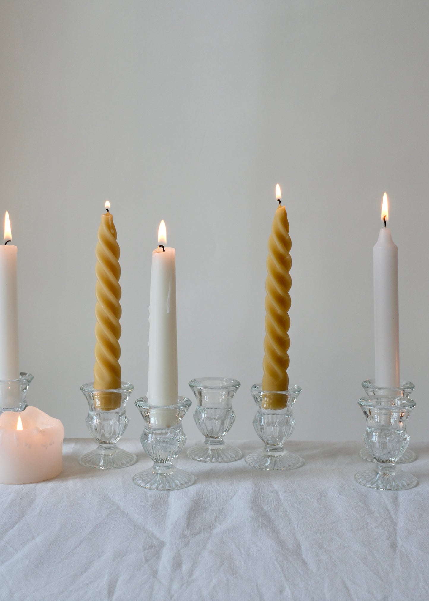 Les petits bougeoirs en verre moulé