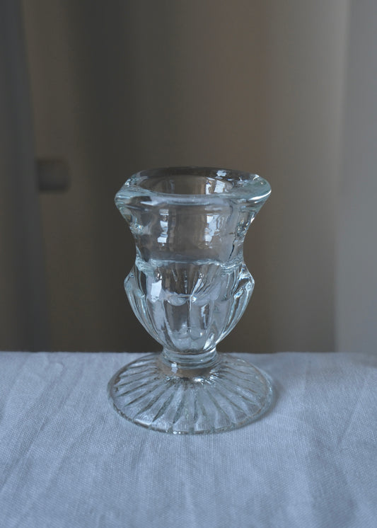 Les petits bougeoirs en verre moulé
