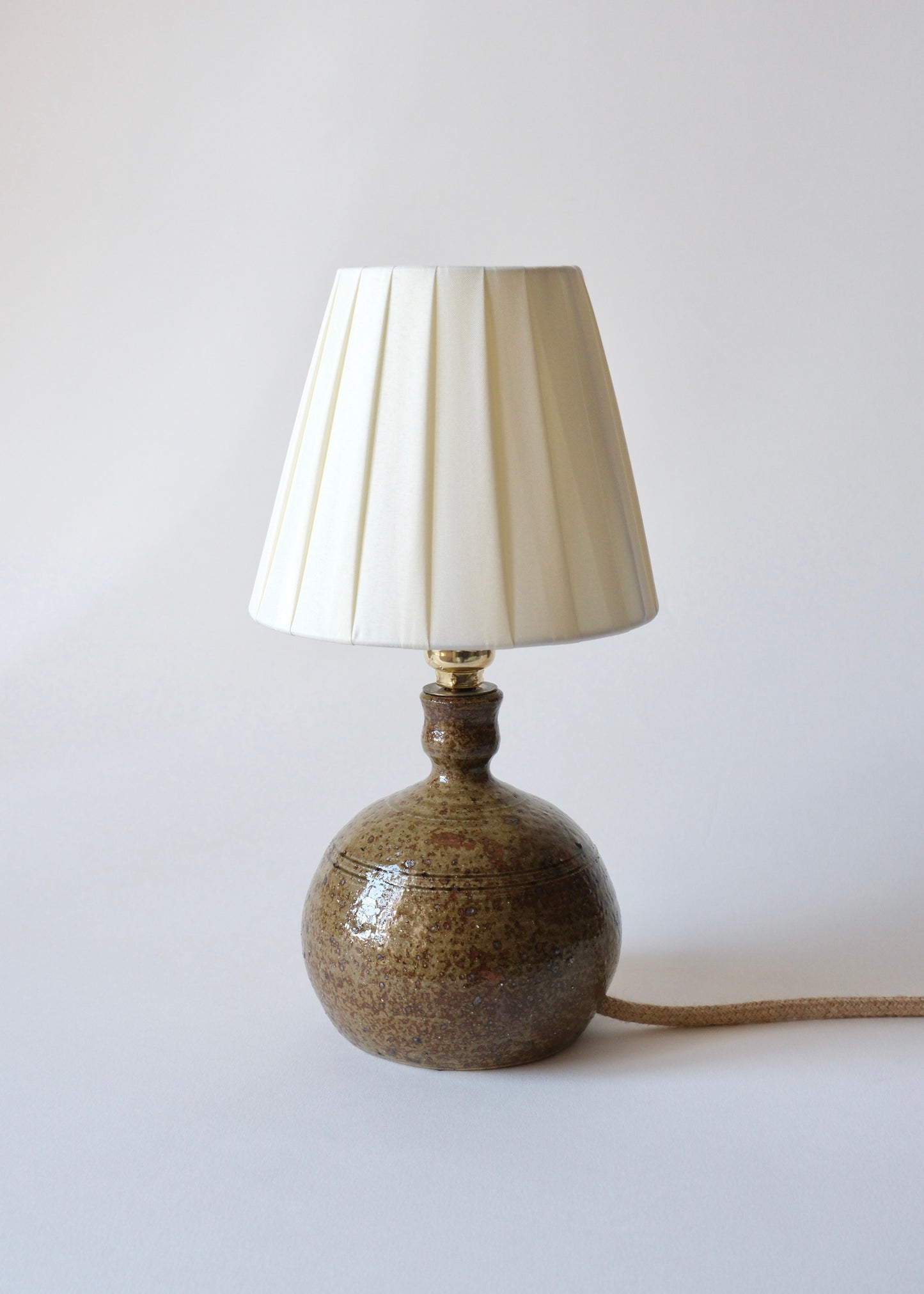 Petit lampe boule, signée Guy Baudat