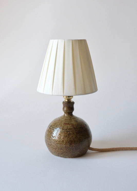 Petit lampe boule, signée Guy Baudat