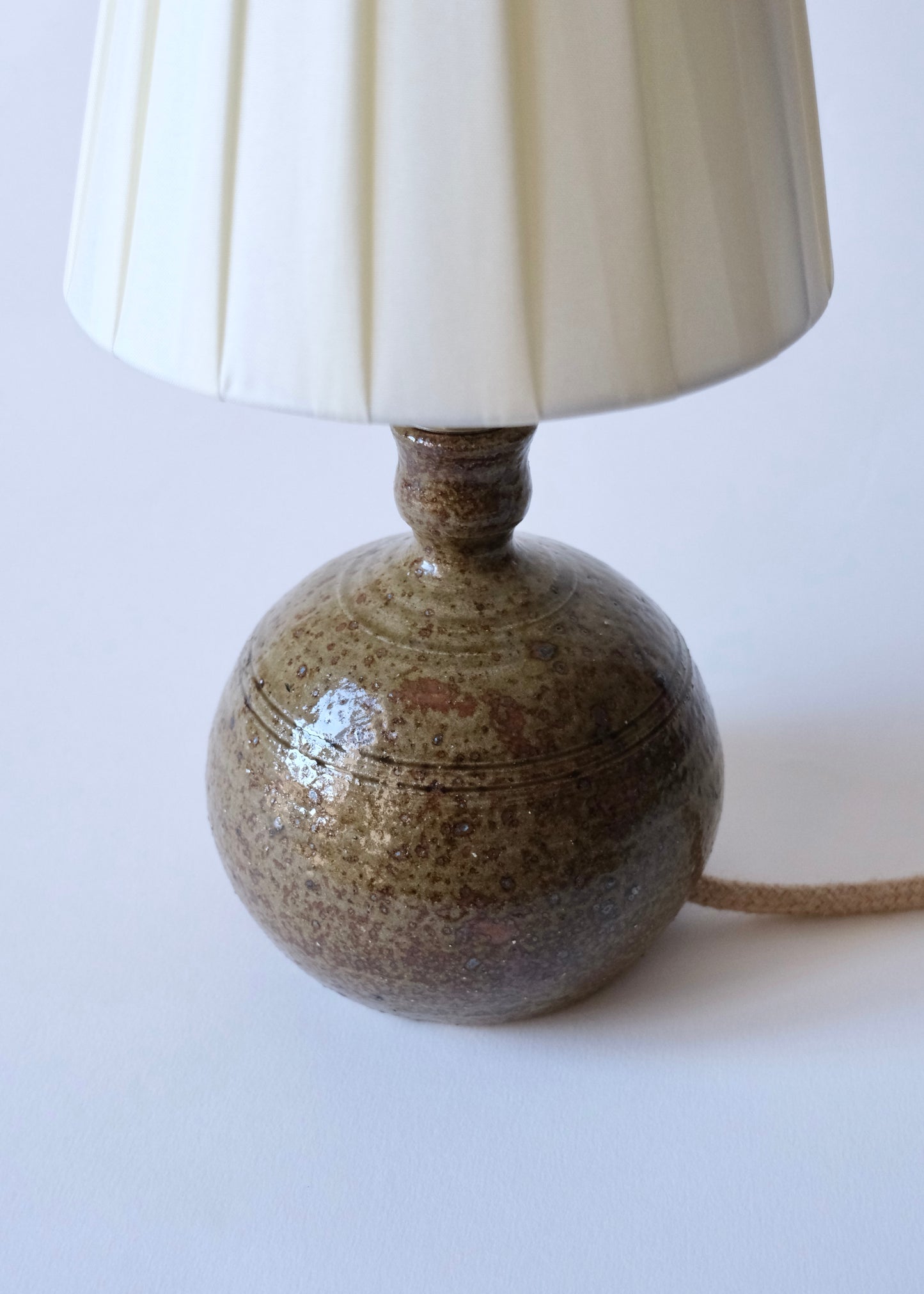 Petit lampe boule, signée Guy Baudat