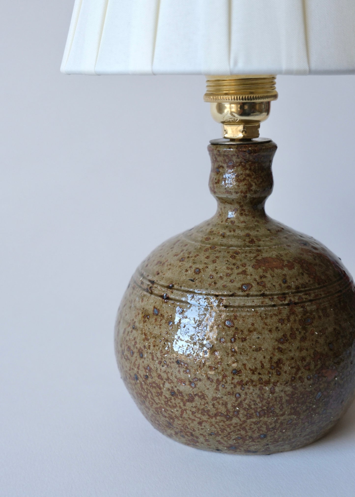 Petit lampe boule, signée Guy Baudat