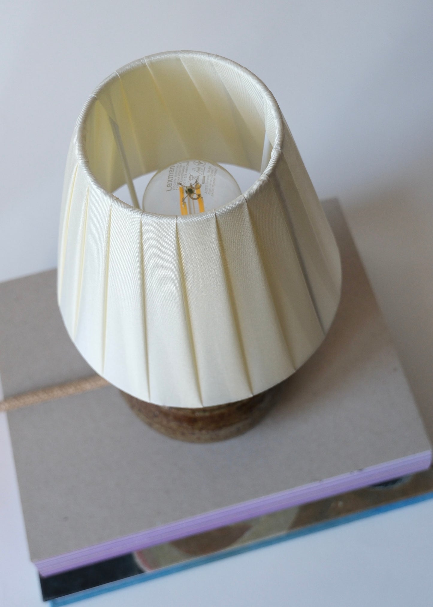Petit lampe boule, signée Guy Baudat