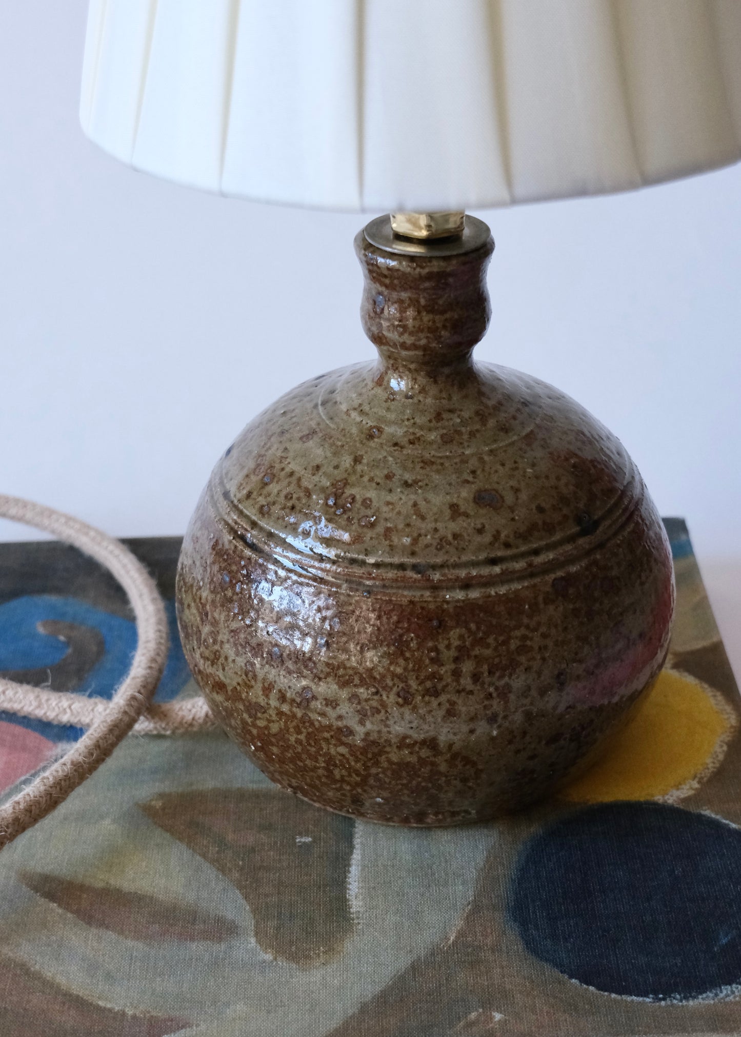 Petit lampe boule, signée Guy Baudat