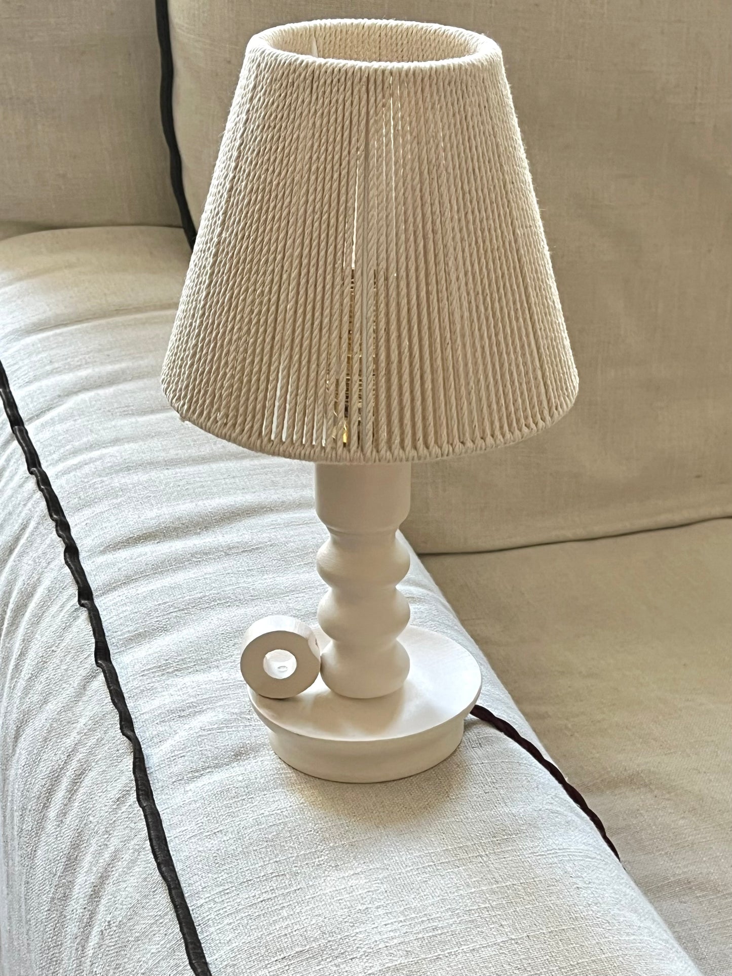La petite lampe de chevet beige