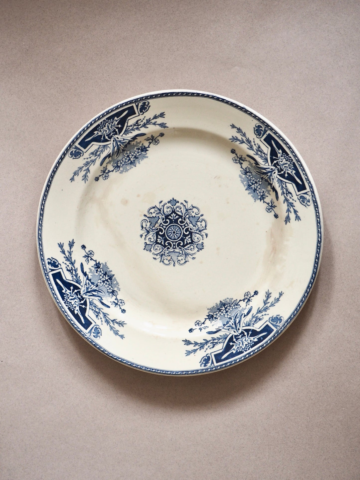 Le grand plat rond Terre de fer de Clairefontaine