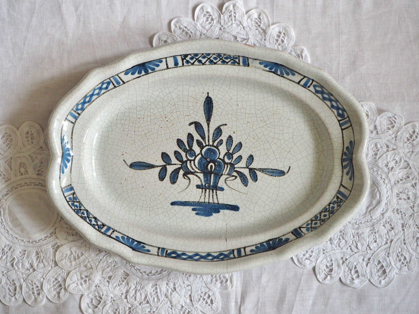 Le plat cul noir en faïence de Rouen