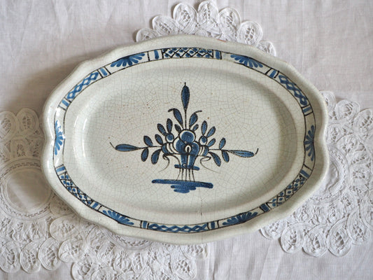 Le plat cul noir en faïence de Rouen