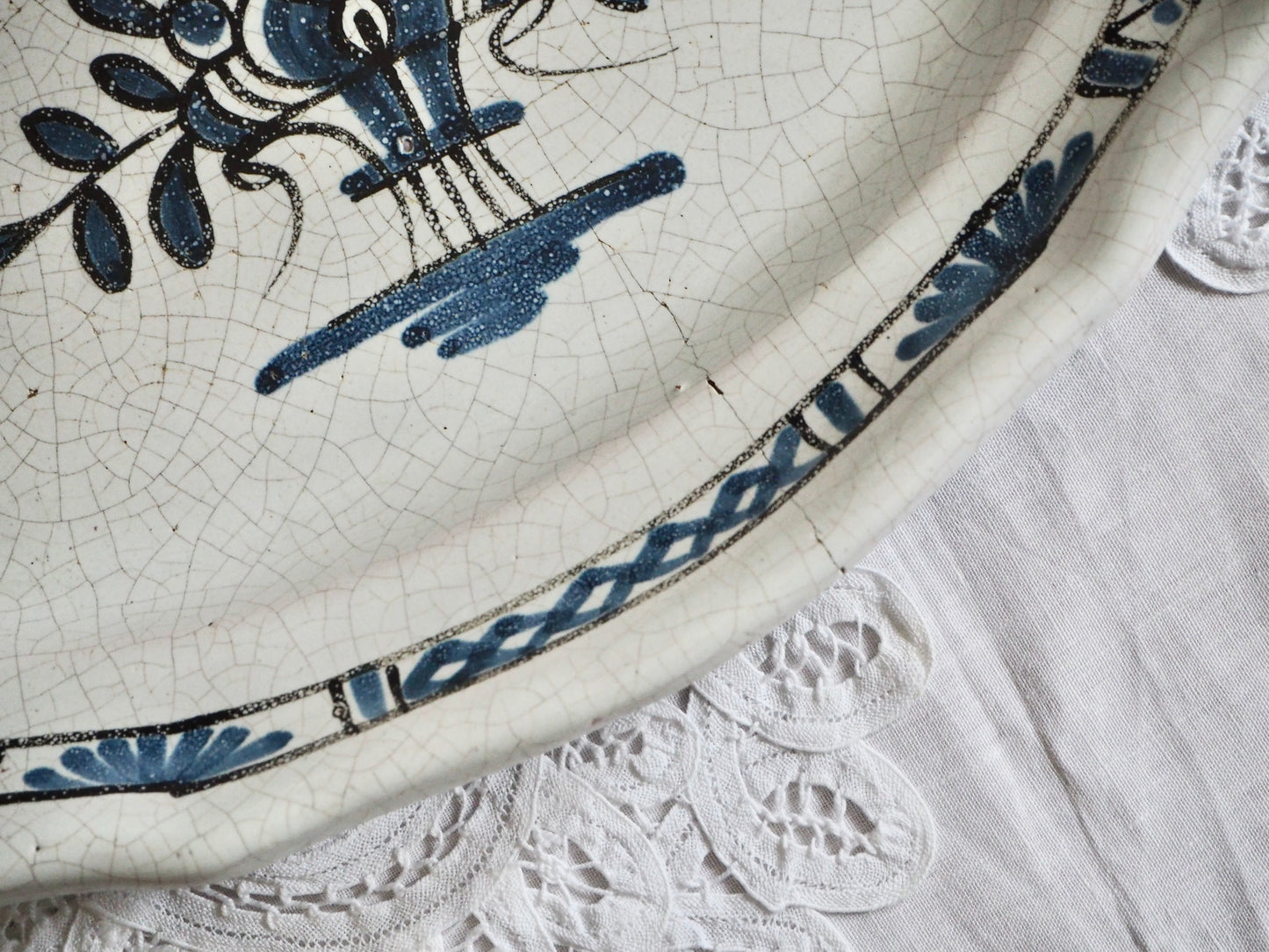 Le plat cul noir en faïence de Rouen